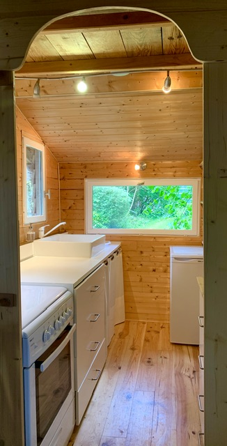 Chalet au bord de l’eau et des chevaux : une escapade romantique en Bourgogne à Sauvigny Les Bois — détail architectural