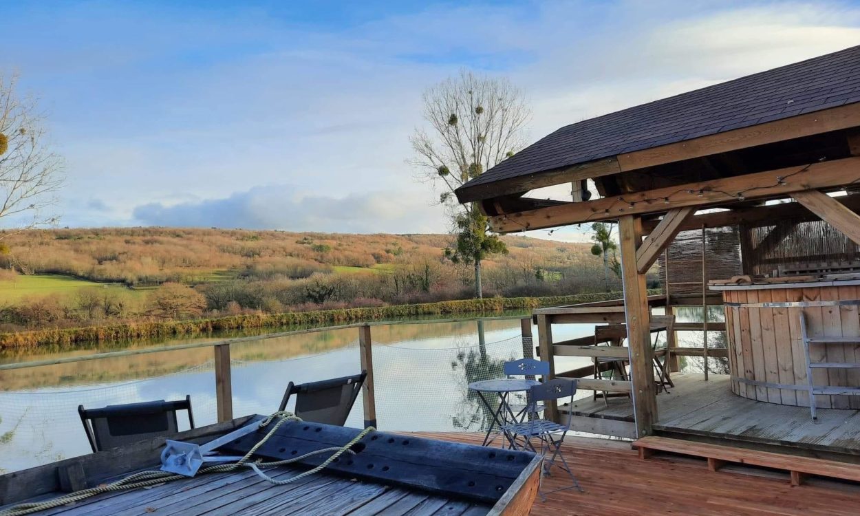 La Toue Spa Cabanée : une évasion romantique en Bourgogne à Chassey — chambre