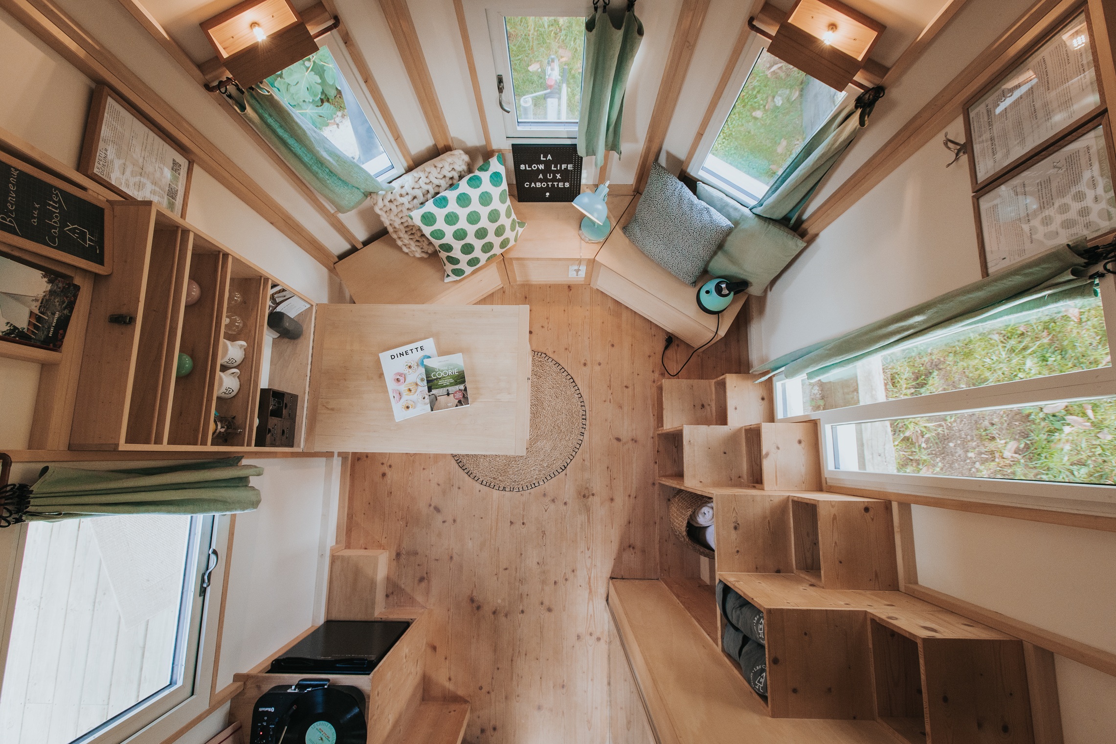 Cabotte Verte & Spa — Tiny House avec Spa à Saône-et-Loire à La Chapelle-du-Mont-de-France — vue intérieure