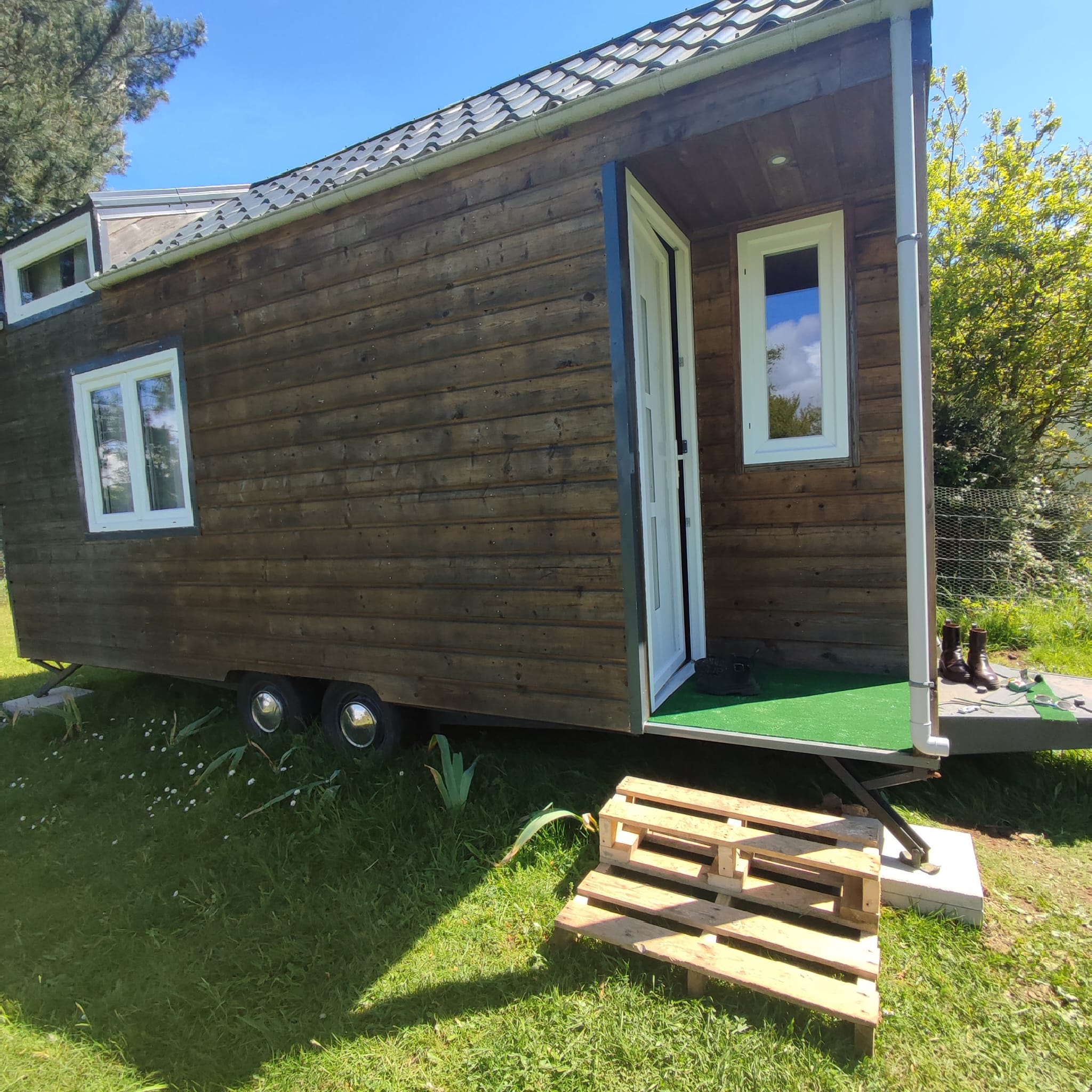 Tiny House du Morbihan — Nuit insolite avec spa et sauna à Vannes — détail architectural