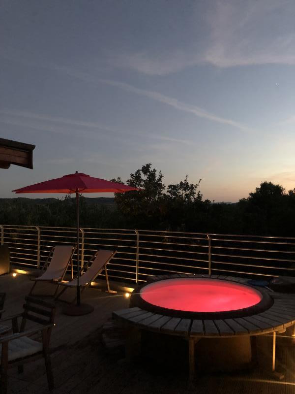 Évasion romantique dans une cabane sur pilotis avec spa à Vogüé — environnement naturel