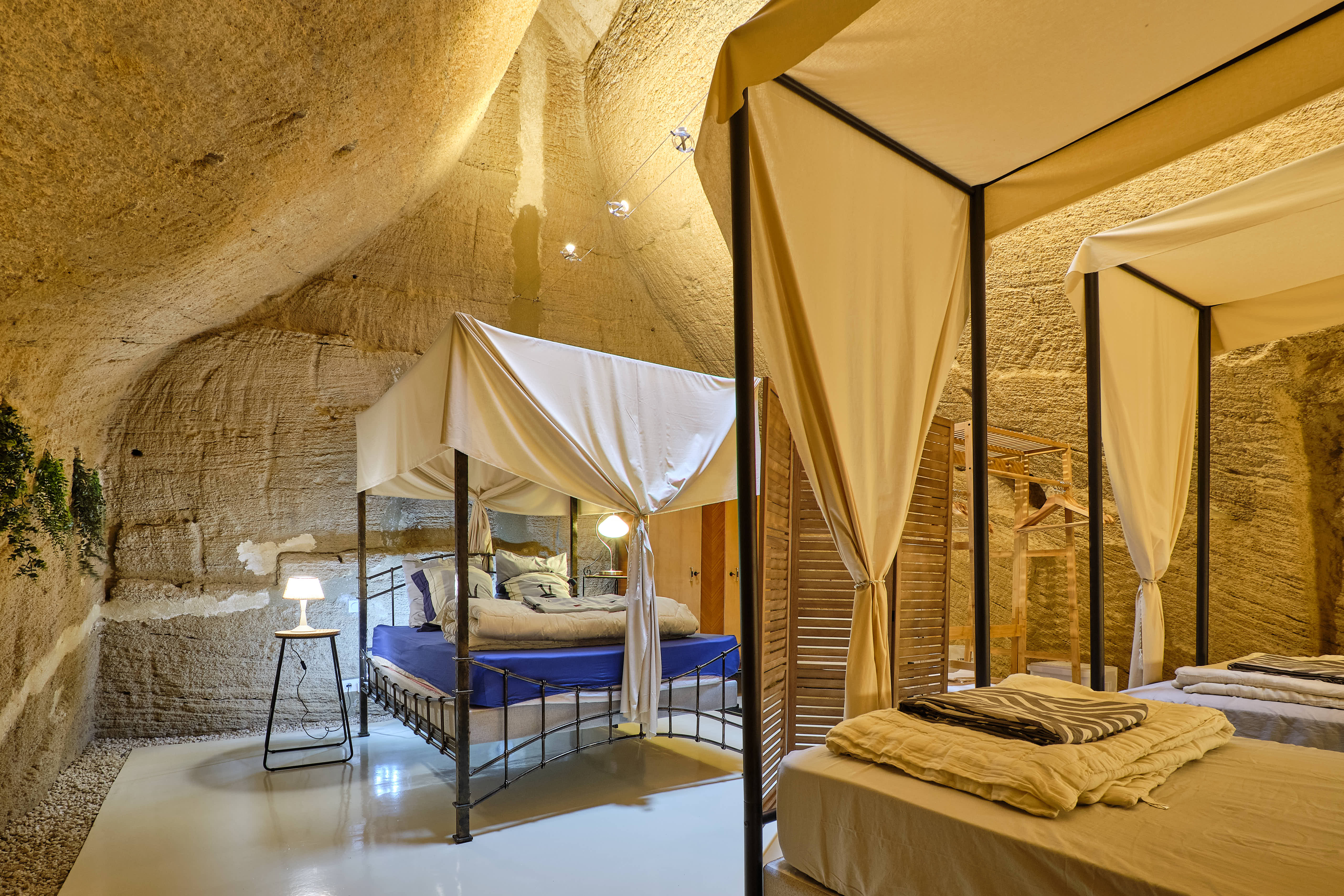 TrogloMoro — Maison troglodyte avec spa à Maine-et-Loire à Angers — salle de bain