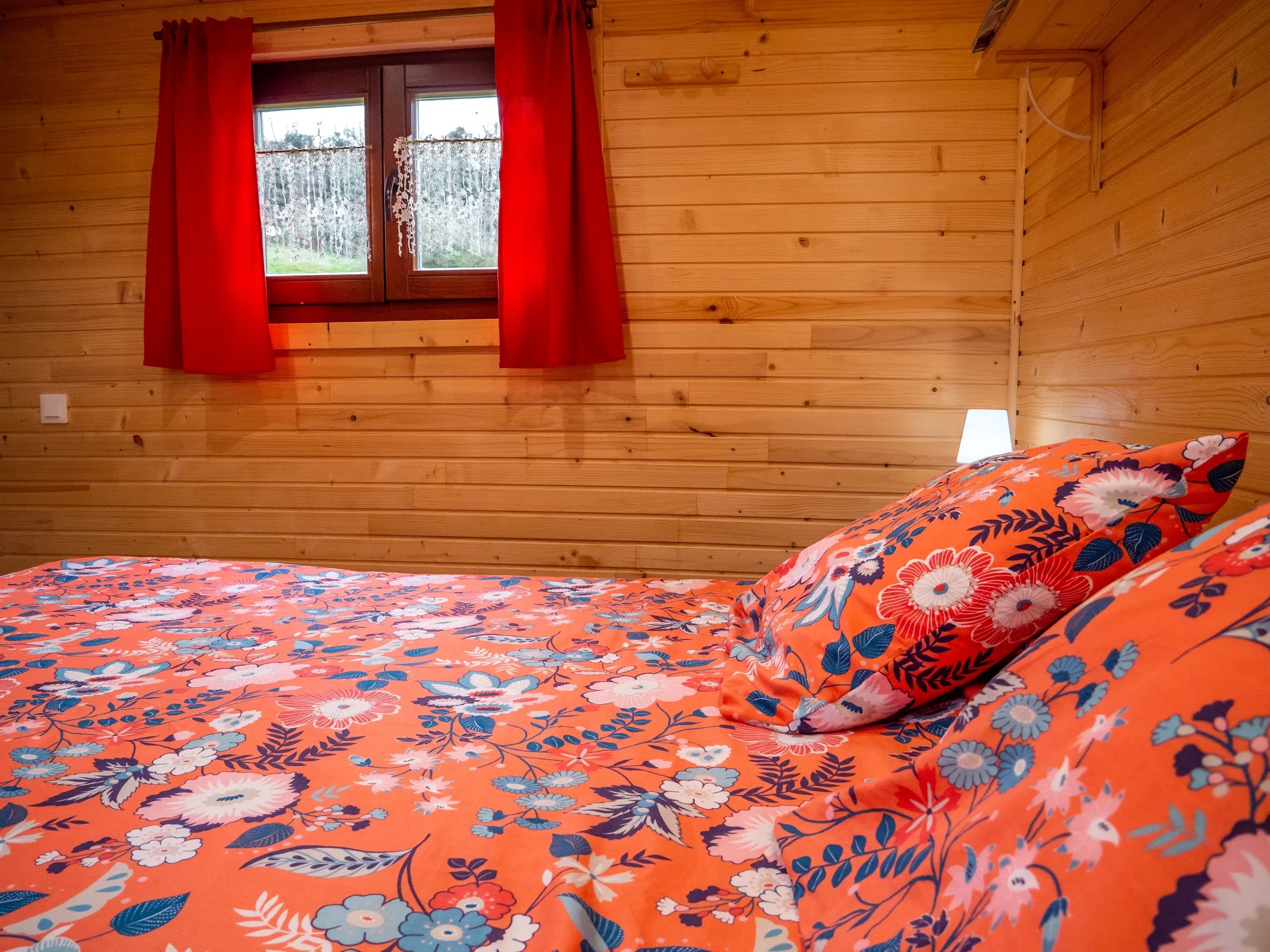 Roulotte Les Chardonnerets — Évasion au bord d'un ruisseau en Ariège à Foix — chambre
