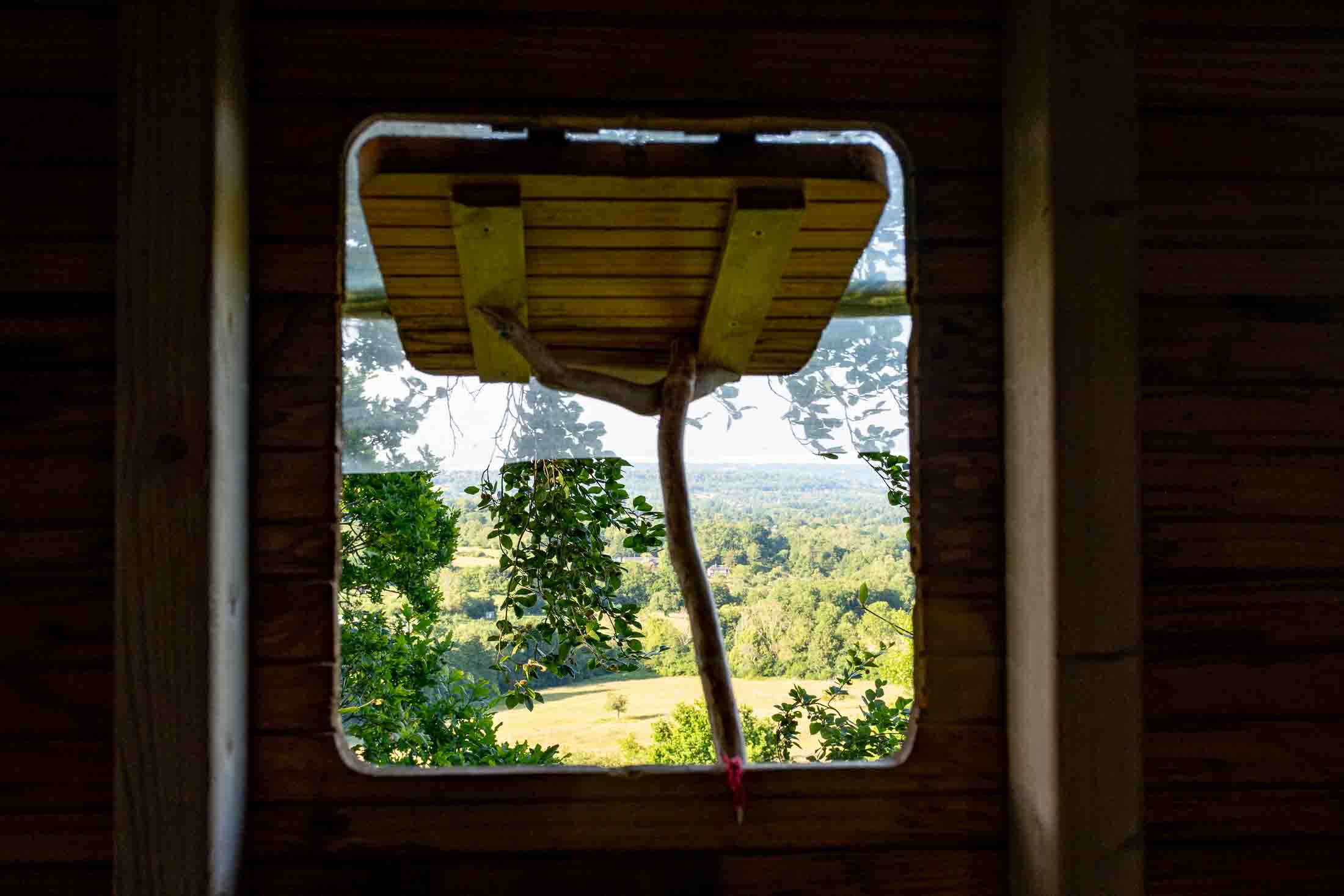 Cabane Grand Duc — Nuit perchée à 21m dans les arbres en Calvados à Noues de Sienne — salle de bain
