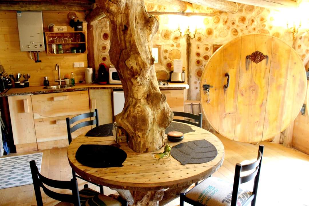 La cabane végétalisée : une maison de hobbit en pleine nature à Le Monastère — cuisine
