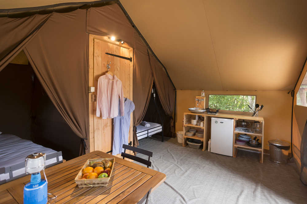 Tente Trappeur II : une expérience immersive en pleine nature à Dieulefit — salle de bain