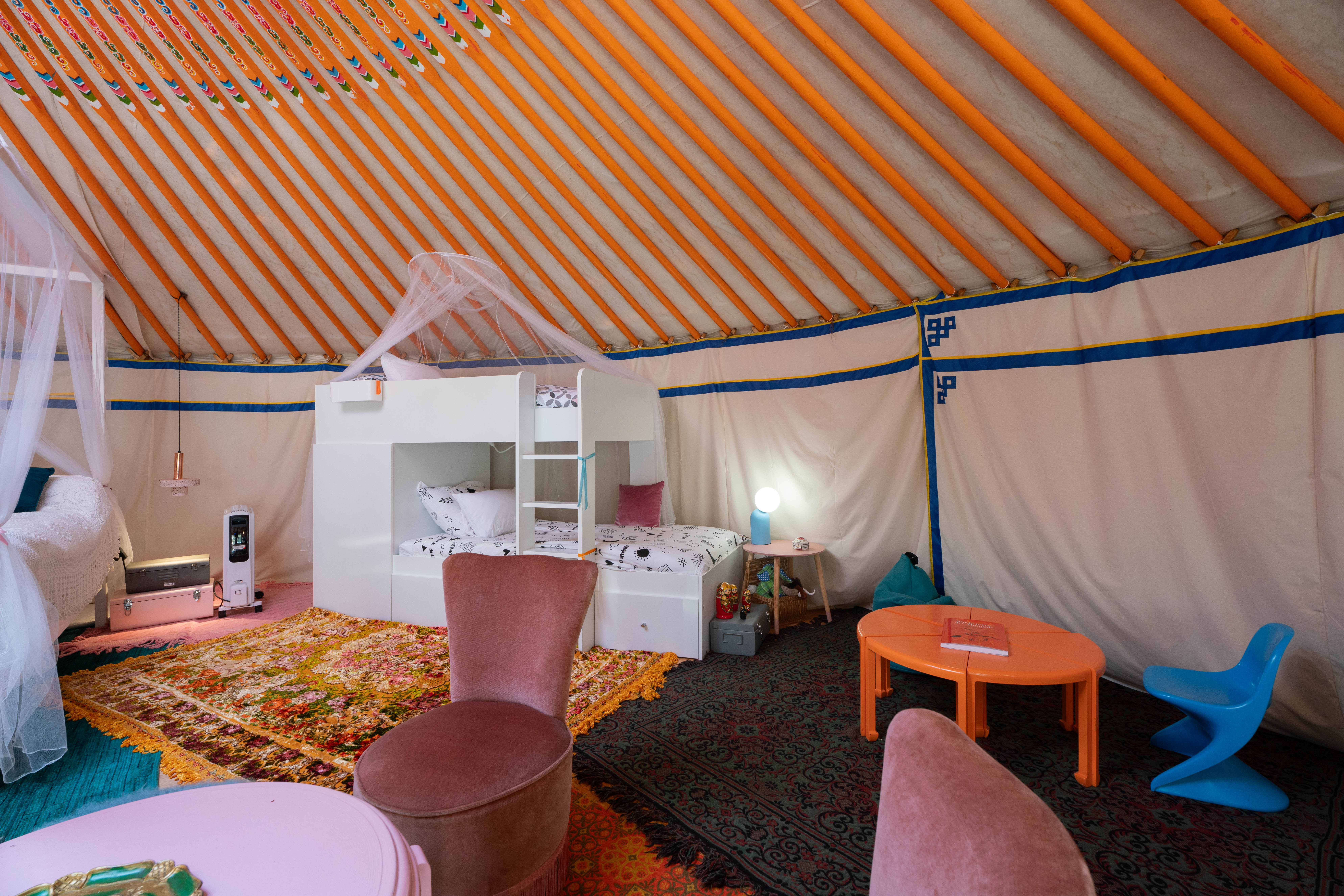 Évasion dans une yourte bohemian chic avec spa en Aquitaine à Marcenais — environnement naturel