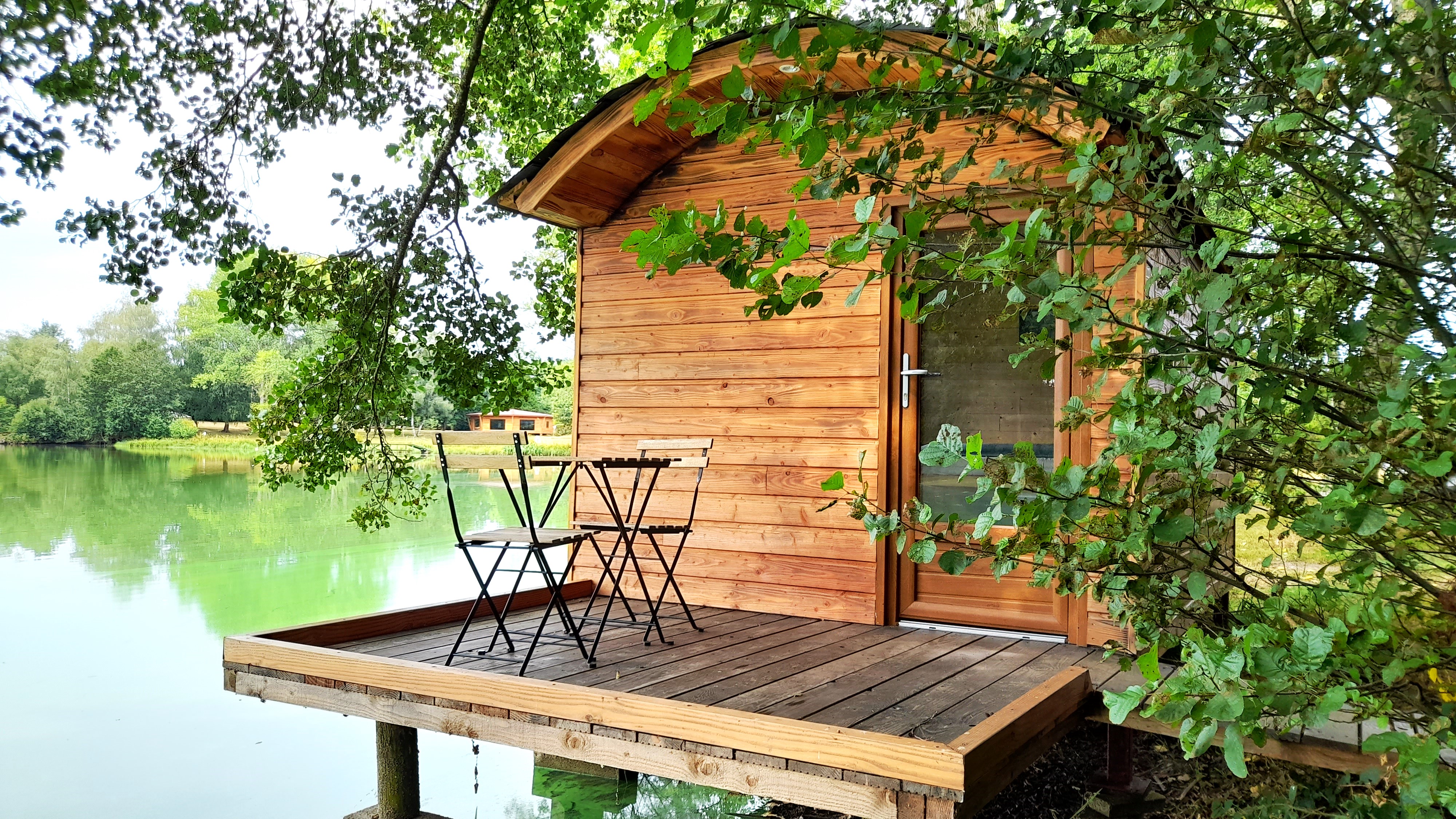 Évasion en Tiny House au bord d'un lac en Auvergne à Condat-En-Combraille — vue intérieure