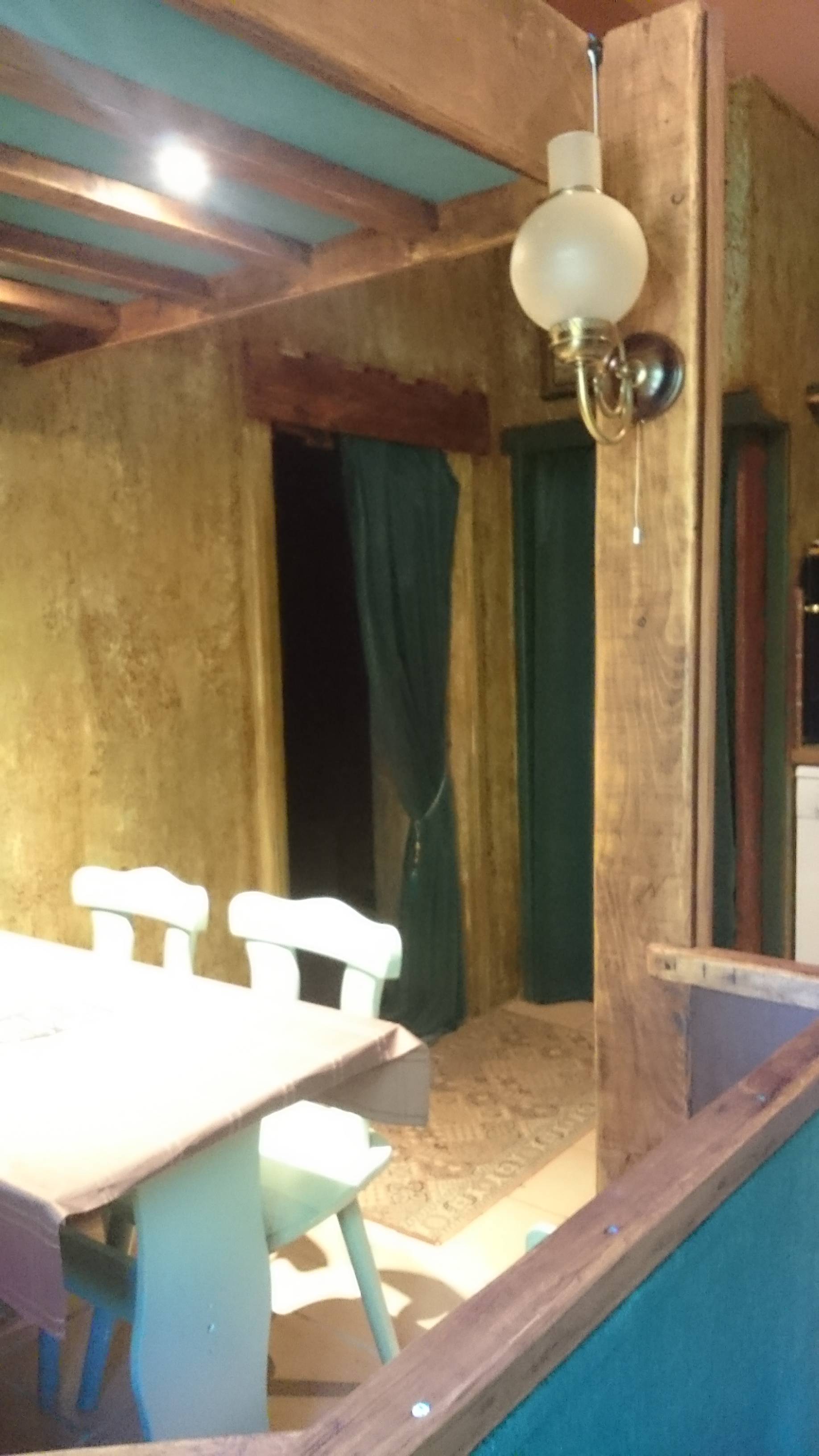Le relais magique des Sorciers : une chambre à thème immersive à Servas — vue depuis la terrasse