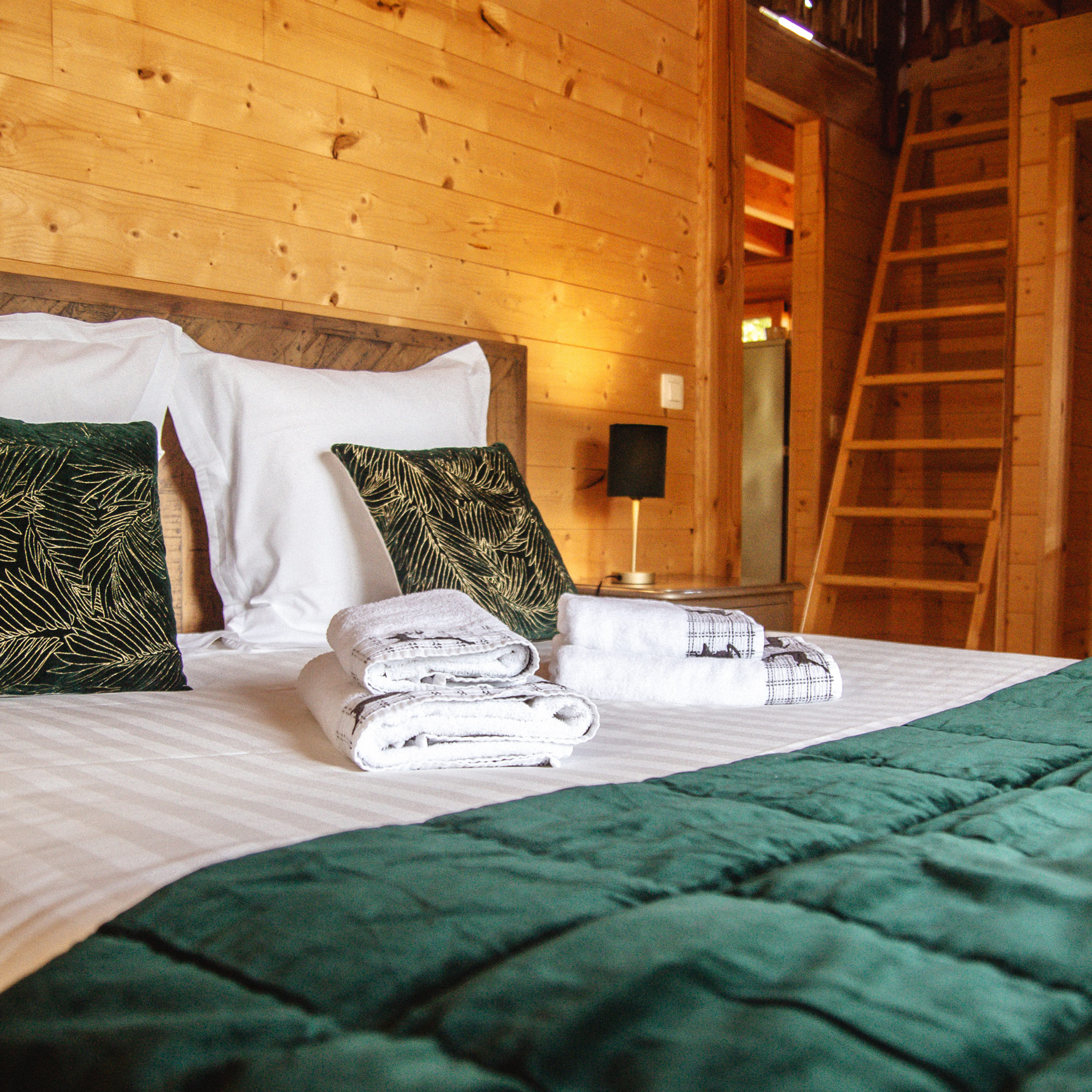 Cabane Spa des Hauts Bois : une évasion dans les arbres à Sace — chambre