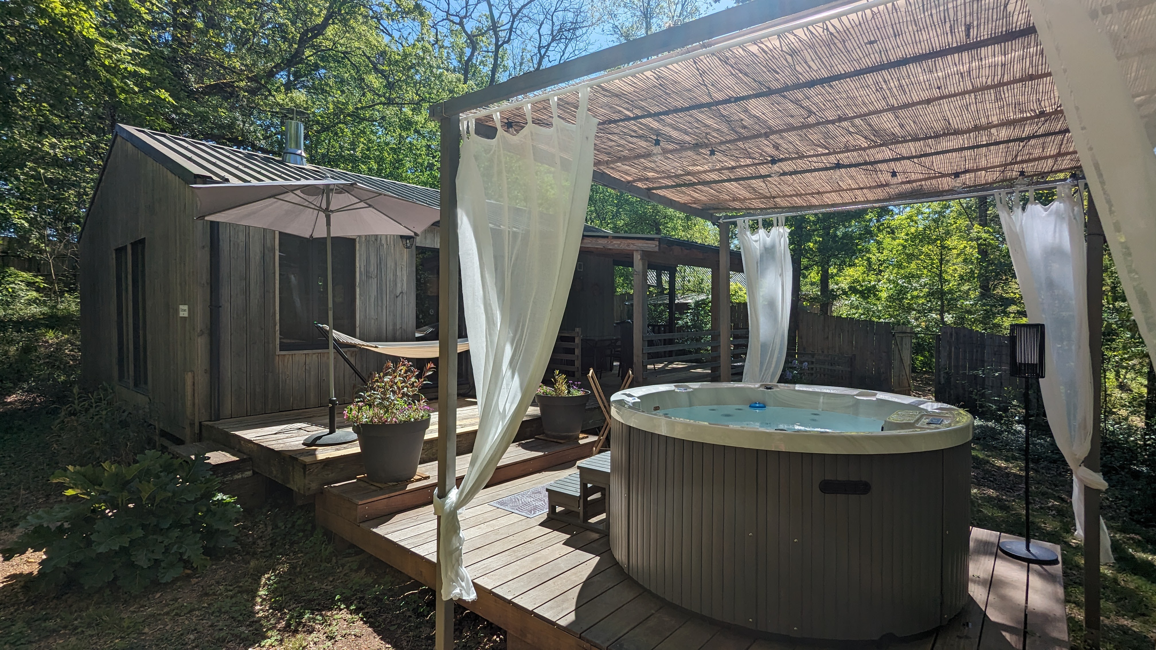 Lodge Spa Supérieur : un chalet romantique en Aquitaine à Biron — détail architectural