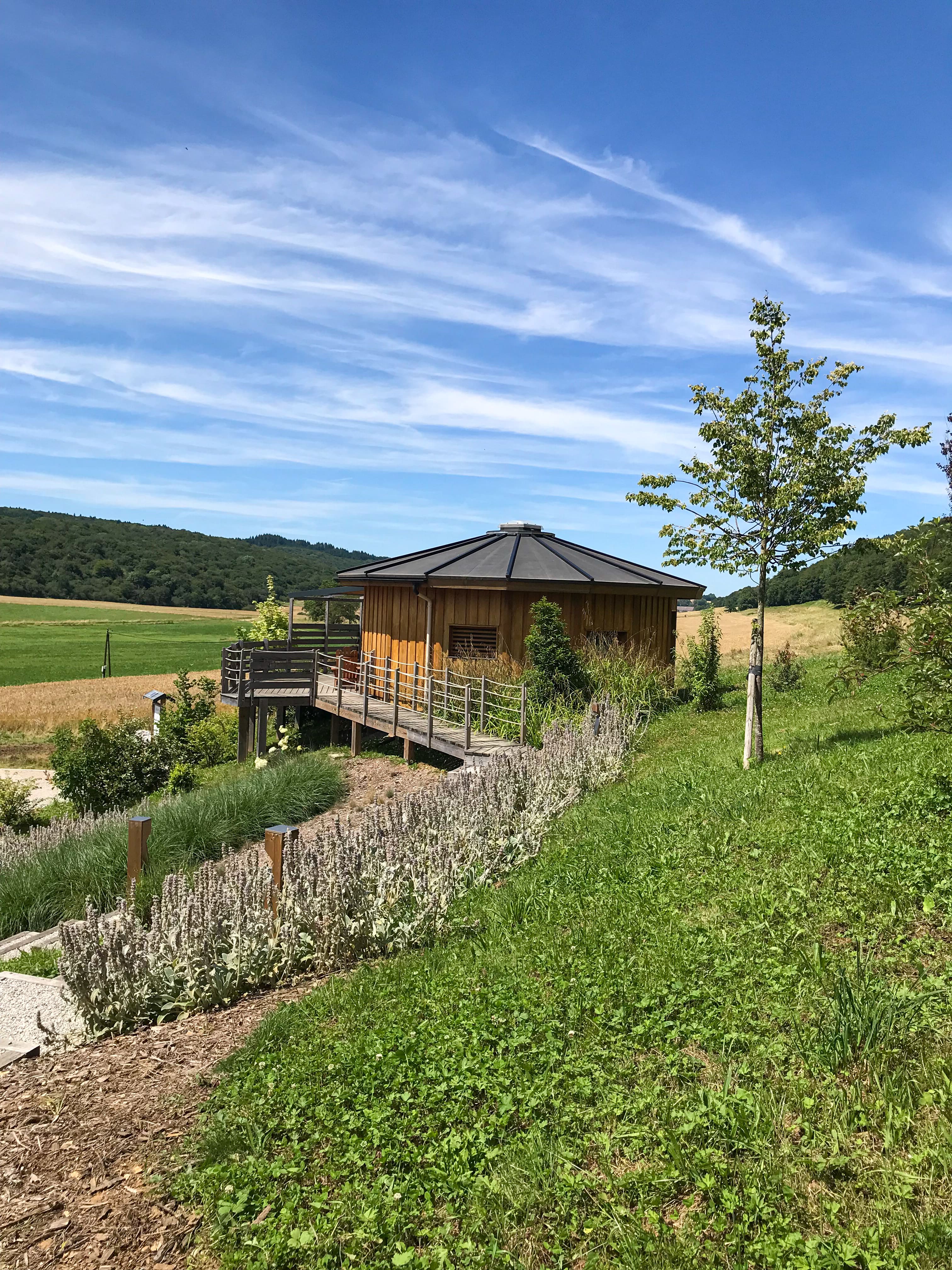 Cabane Douglas & Spa — Évasion romantique sur pilotis dans le Jura à Lons-le-Saunier — chambre
