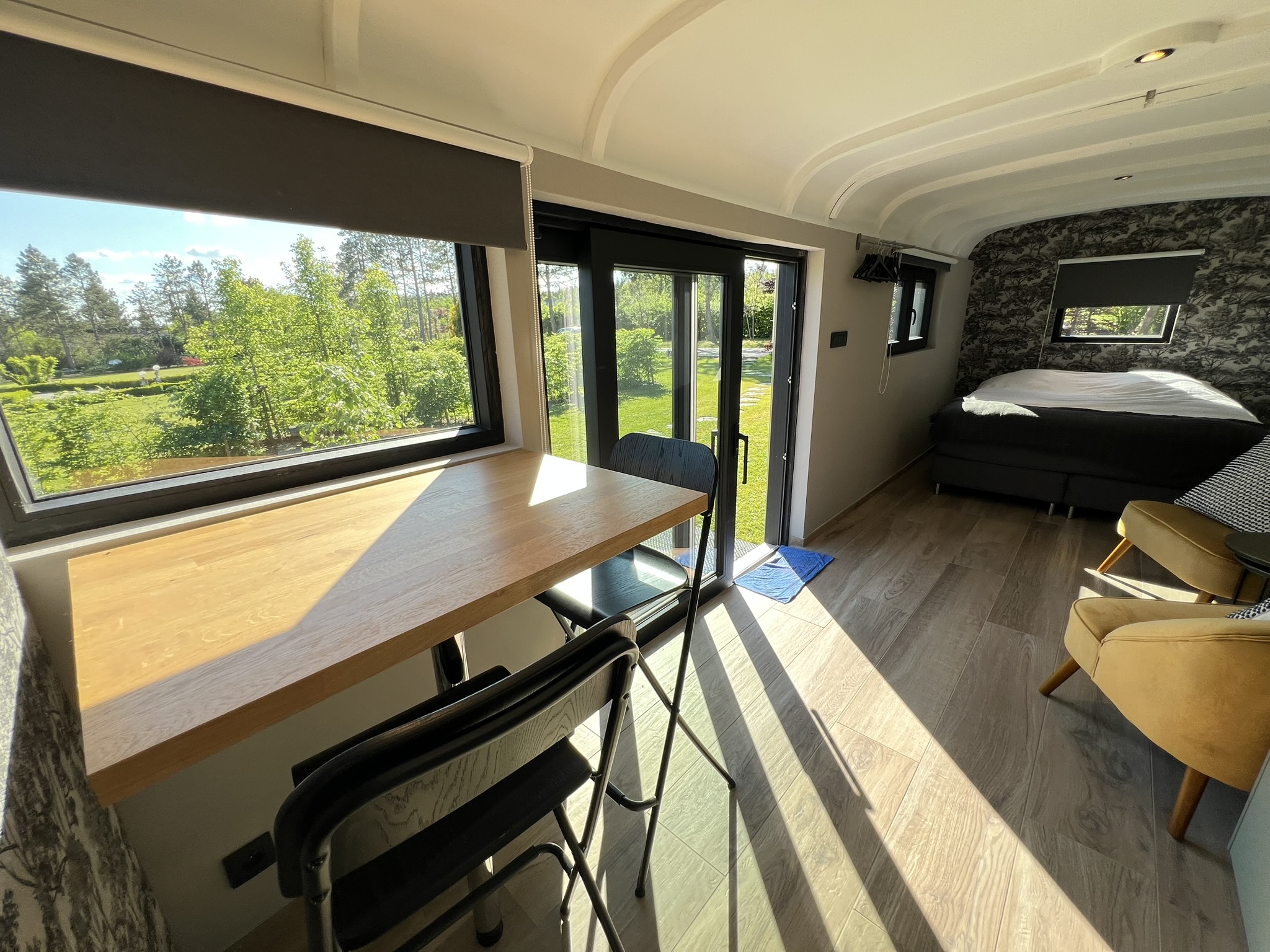 Pine Tree tiny cottage — Roulotte cosy avec spa à Frandeux (Namur) à Namur — cuisine