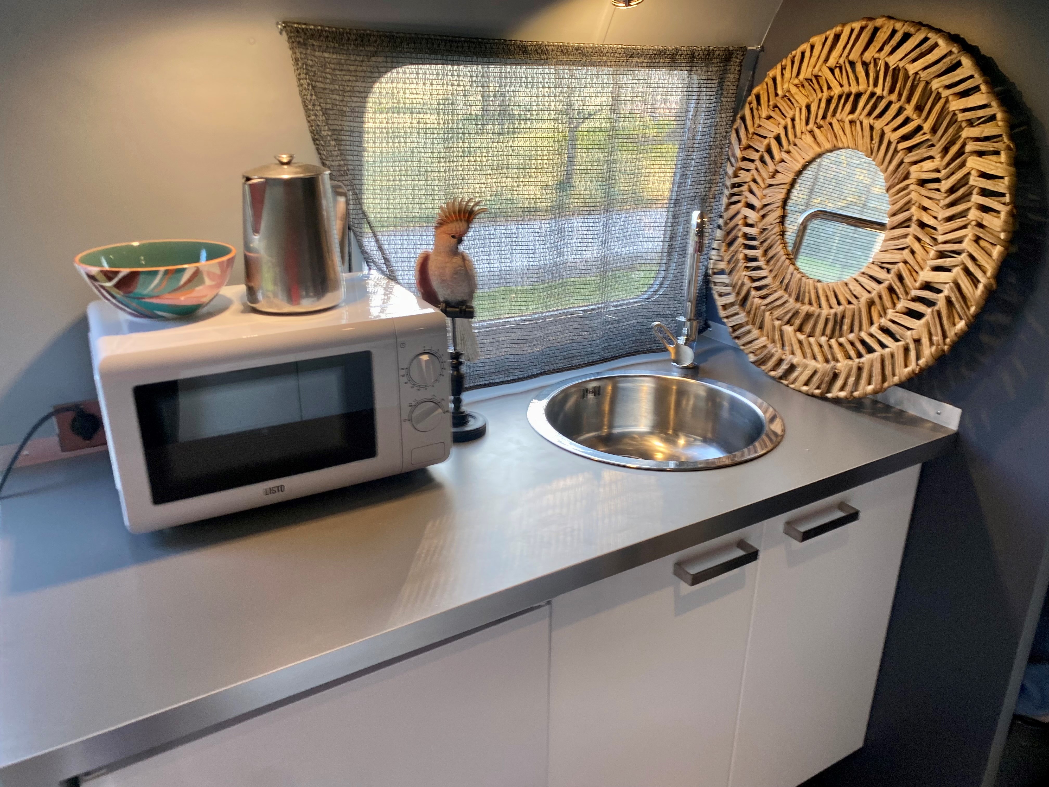 Caravane Airstream — Glamping avec spa à Isère à Saint-Quentin-sur-Isère — espace de vie