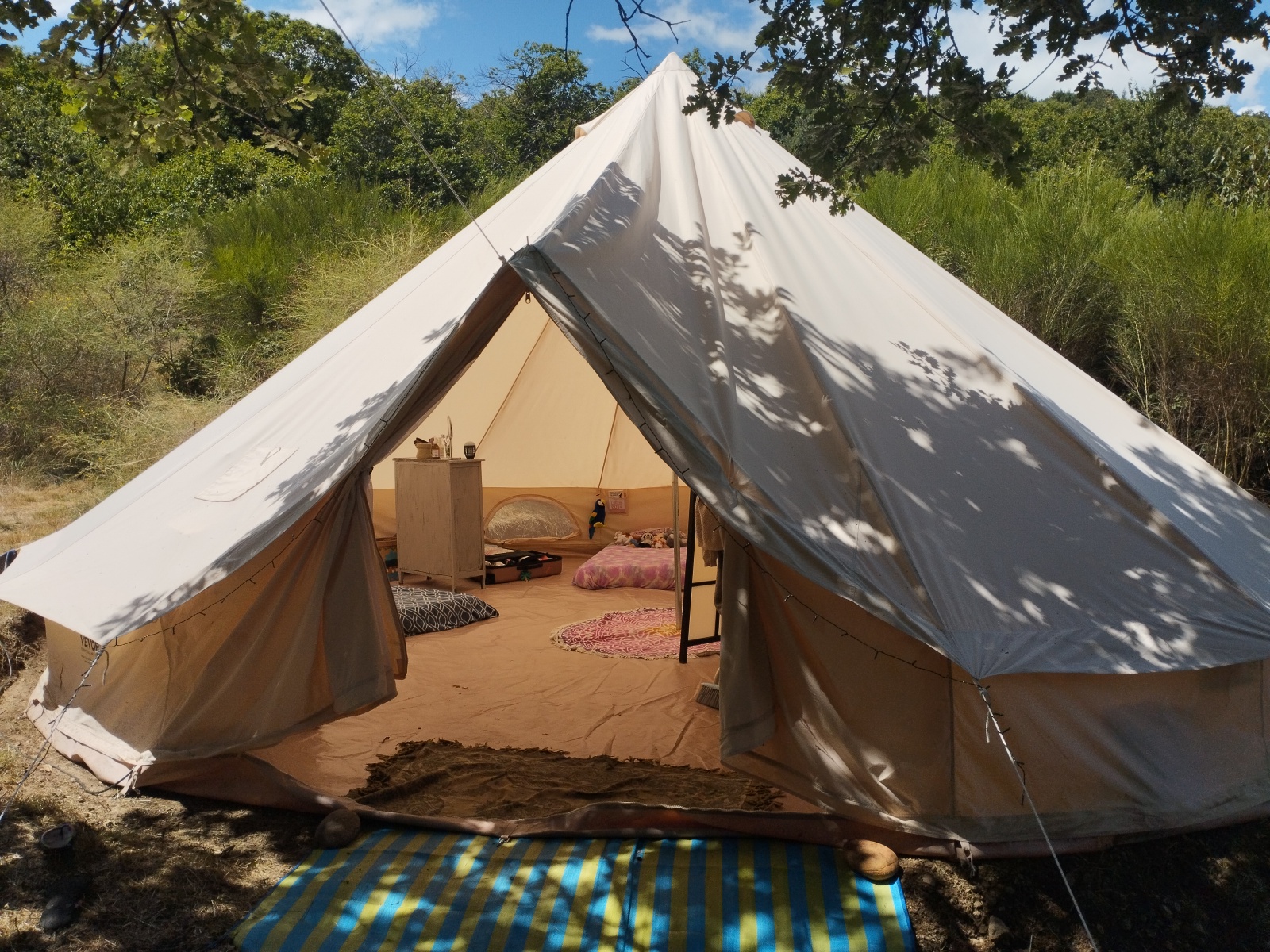 Dôme Lotus en toile de coton — Séjour glamping avec spa en Ardèche