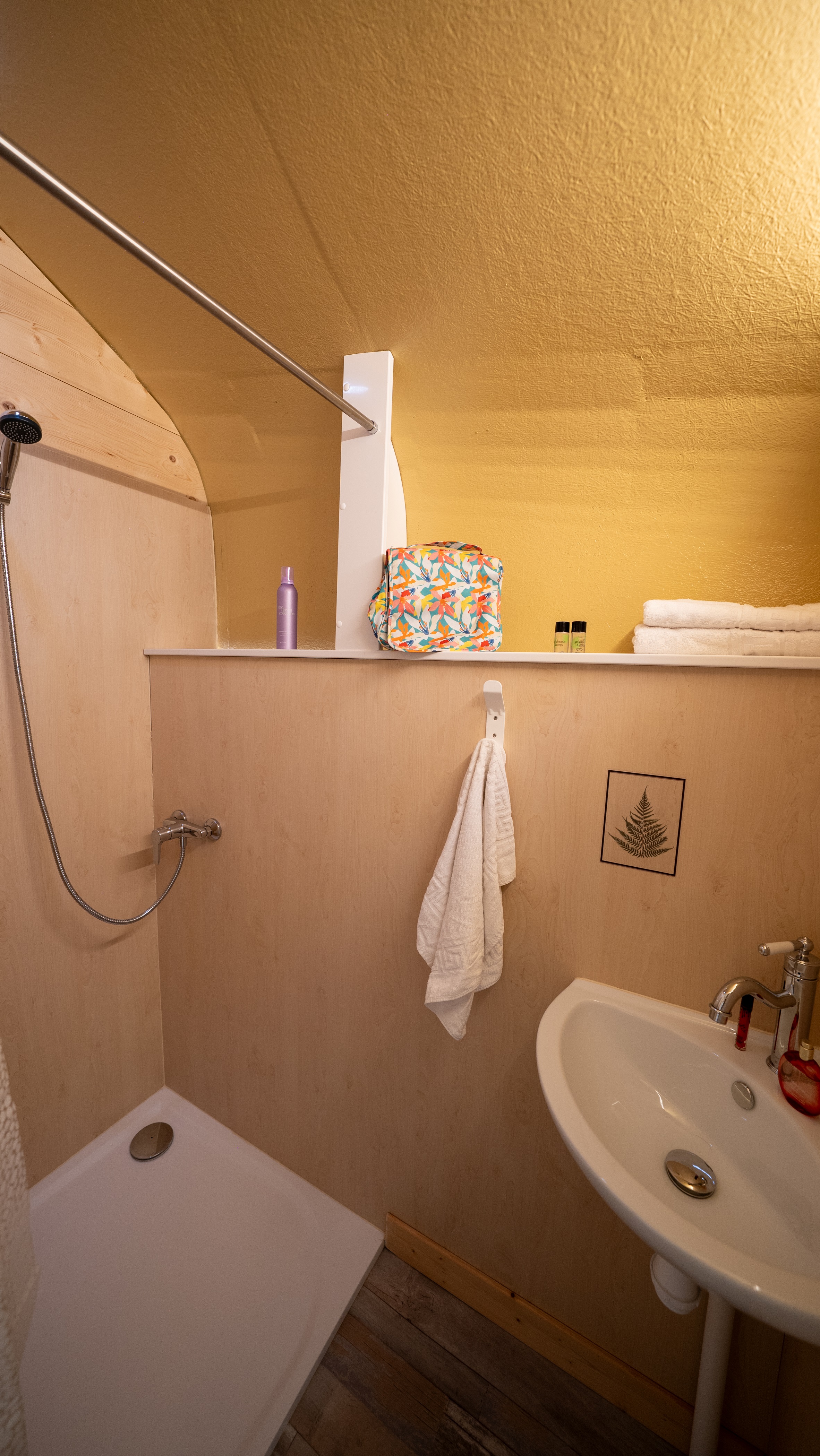 Cabane de Vendredi : une évasion en pleine nature à Bar Sur Aube — salle de bain