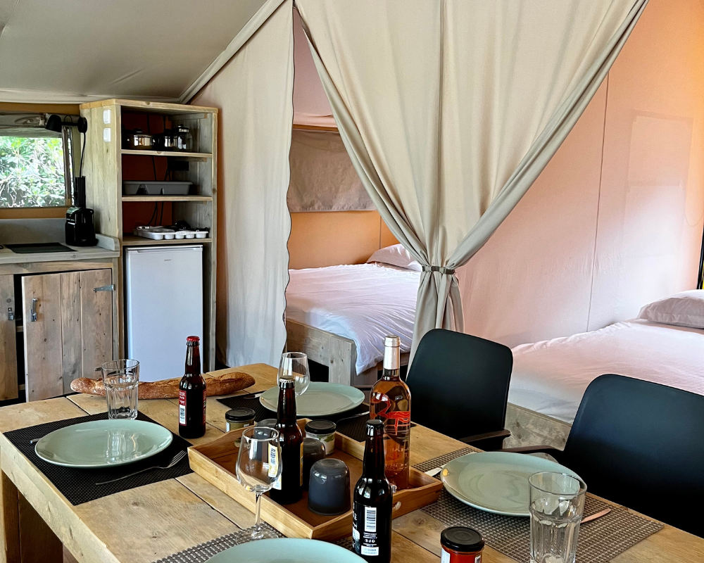 Tente safari — Séjour en pleine nature avec spa à Rhône à Sarcey — vue intérieure