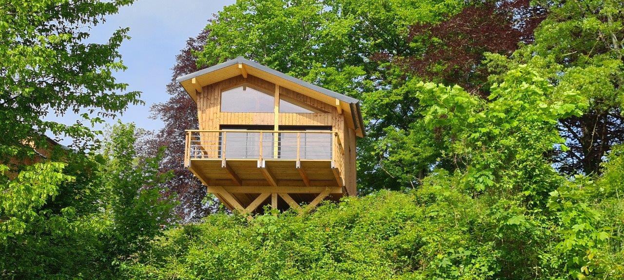 Cabane l'Enchantée : une expérience suspendue en Franche-Comté
