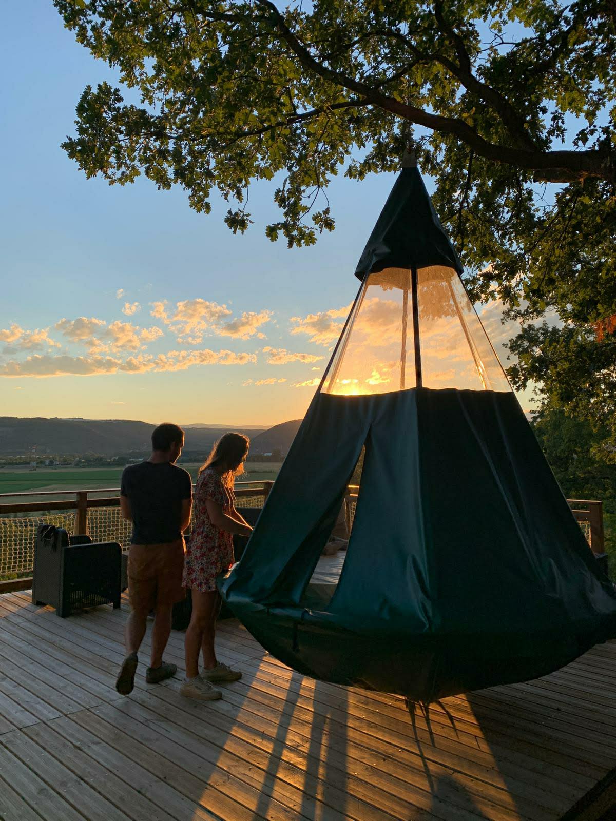 Tente suspendue émeraude : une expérience immersive en pleine nature à Albon — vue intérieure