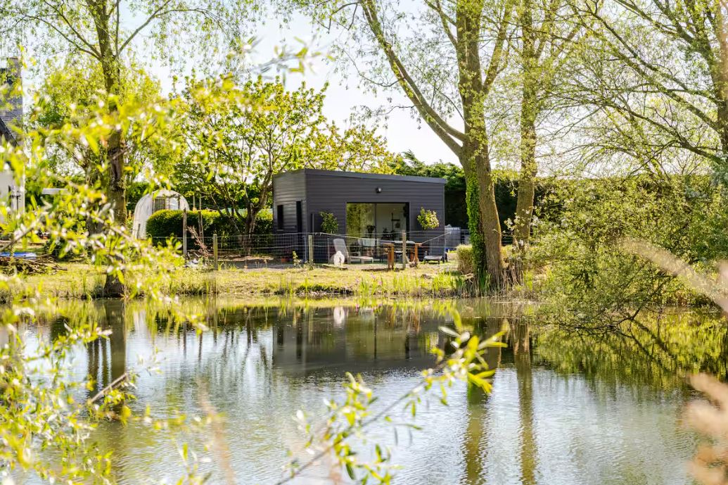 Un lieu de zenitude — Cabane moderne avec spa à Saint-Georges-de-Gréhaigne