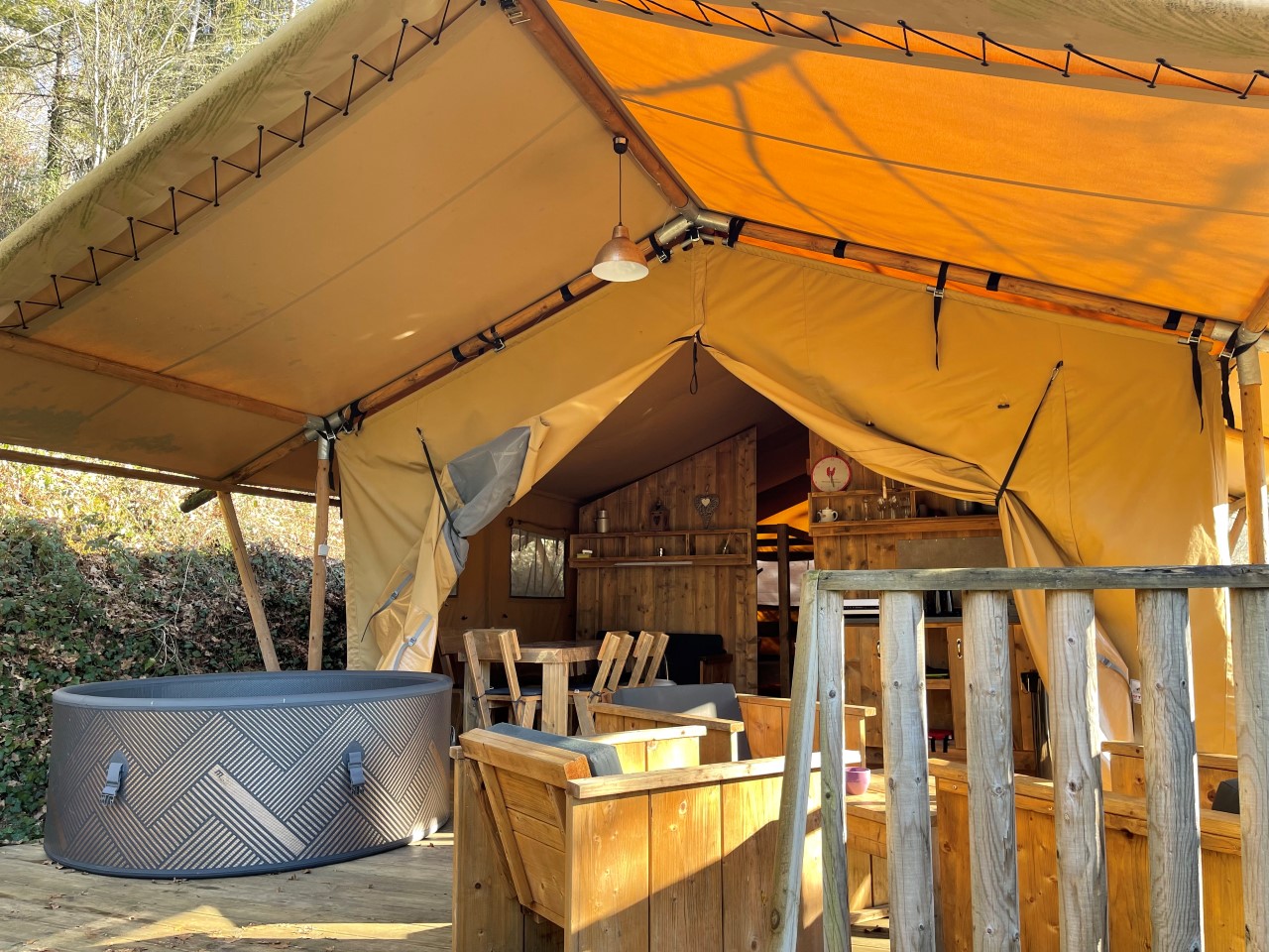 Safari Lodge SPA : une immersion au cœur de l'Auvergne à Saint Constant — vue intérieure