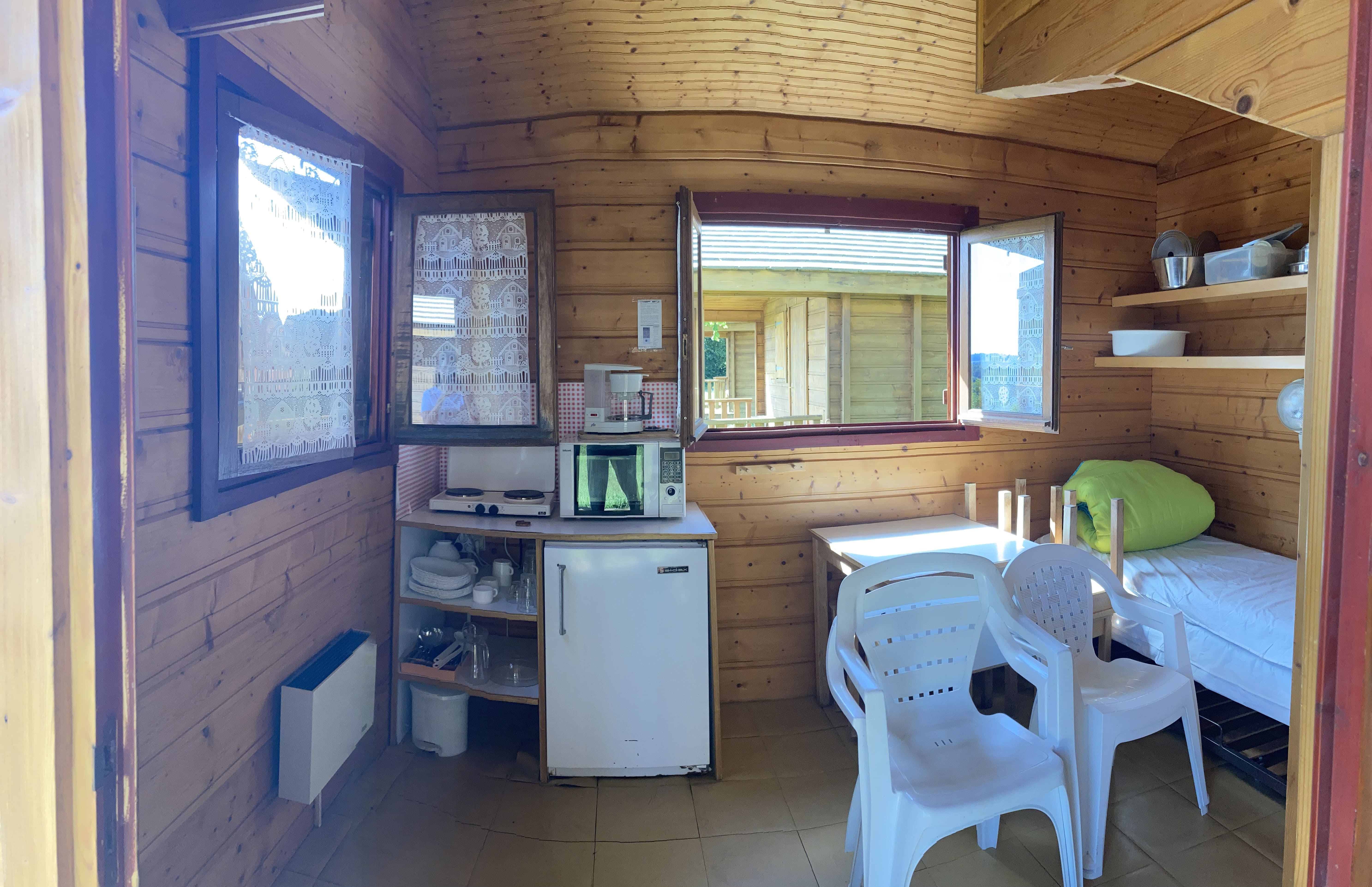 Chalet Milan : un refuge romantique en Auvergne à Neuveglise-Sur-Truyère — cuisine