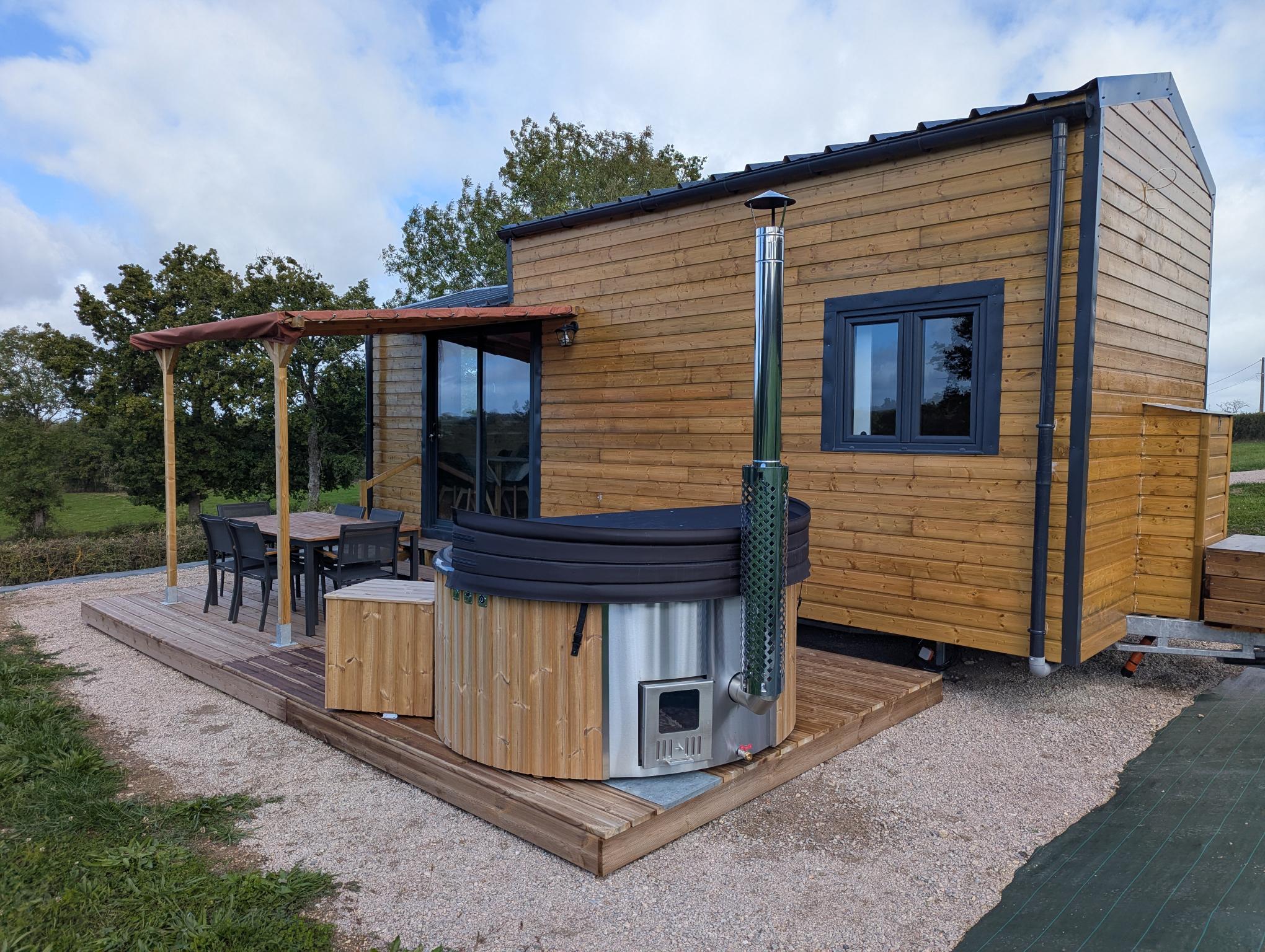 Tiny house du bois prié — Séjour avec spa à Allier à Le Theil — vue intérieure