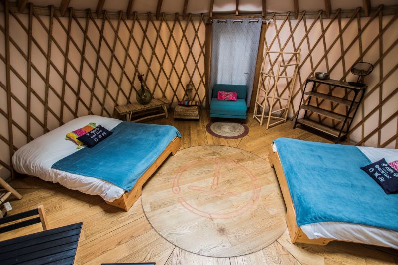 Évasion dans une yourte Tweed & Spa en Bretagne à Pleyber-Christ — espace de vie