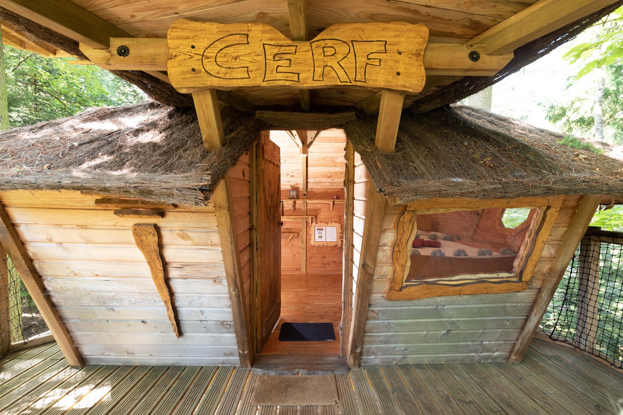 Cabane Cerf : une expérience suspendue dans les arbres à Saint-Julien-Labrousse — vue intérieure