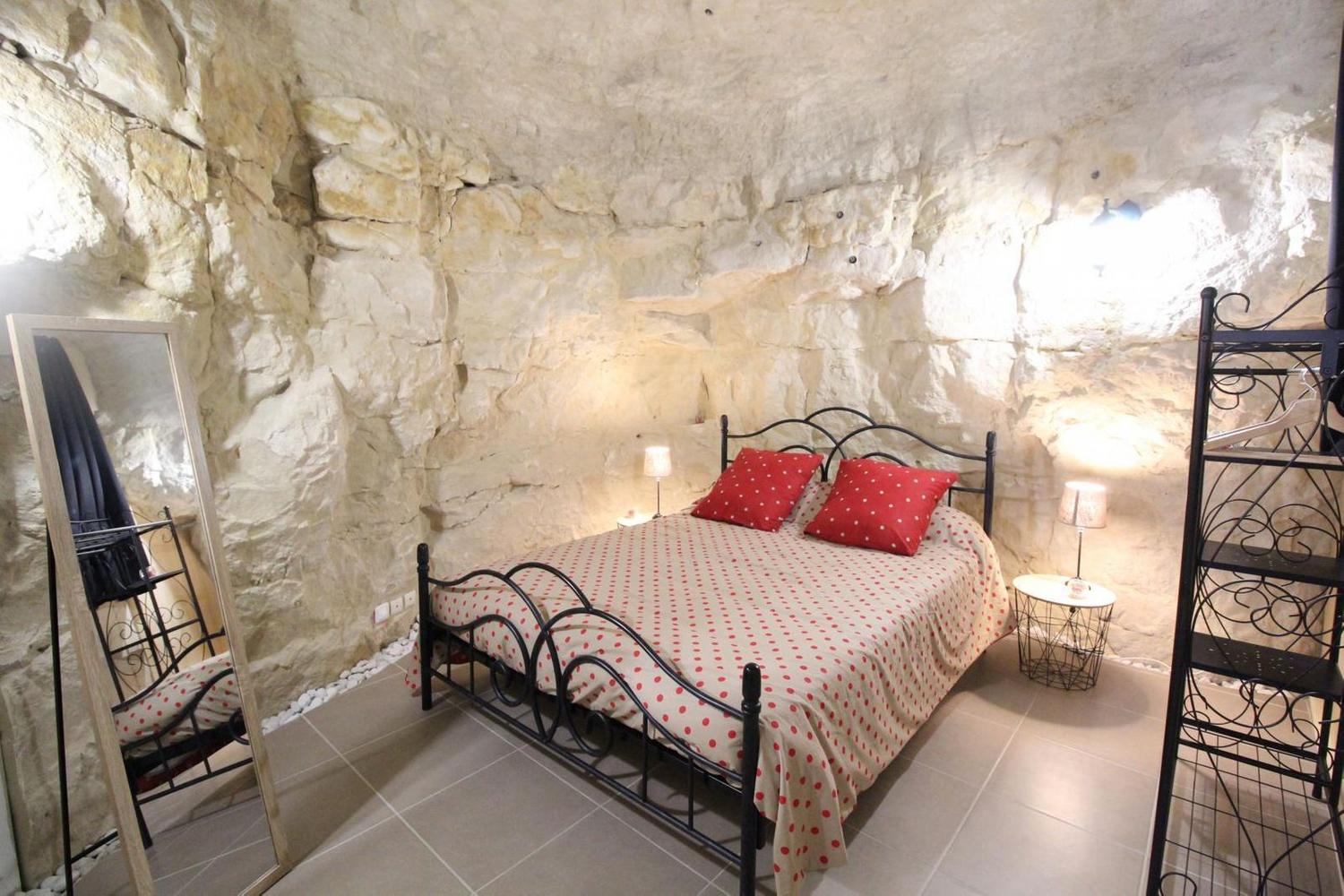 La Grotte Rouge : une maison troglodyte au cœur de la nature à Dénezé Sous Doué — salle de bain