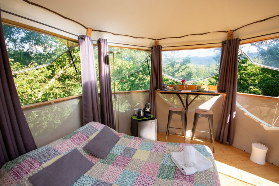 Campalune : cabane sur pilotis à 4 mètres du sol en Rhône-Alpes à Mirabel Et Blacons — espace de vie