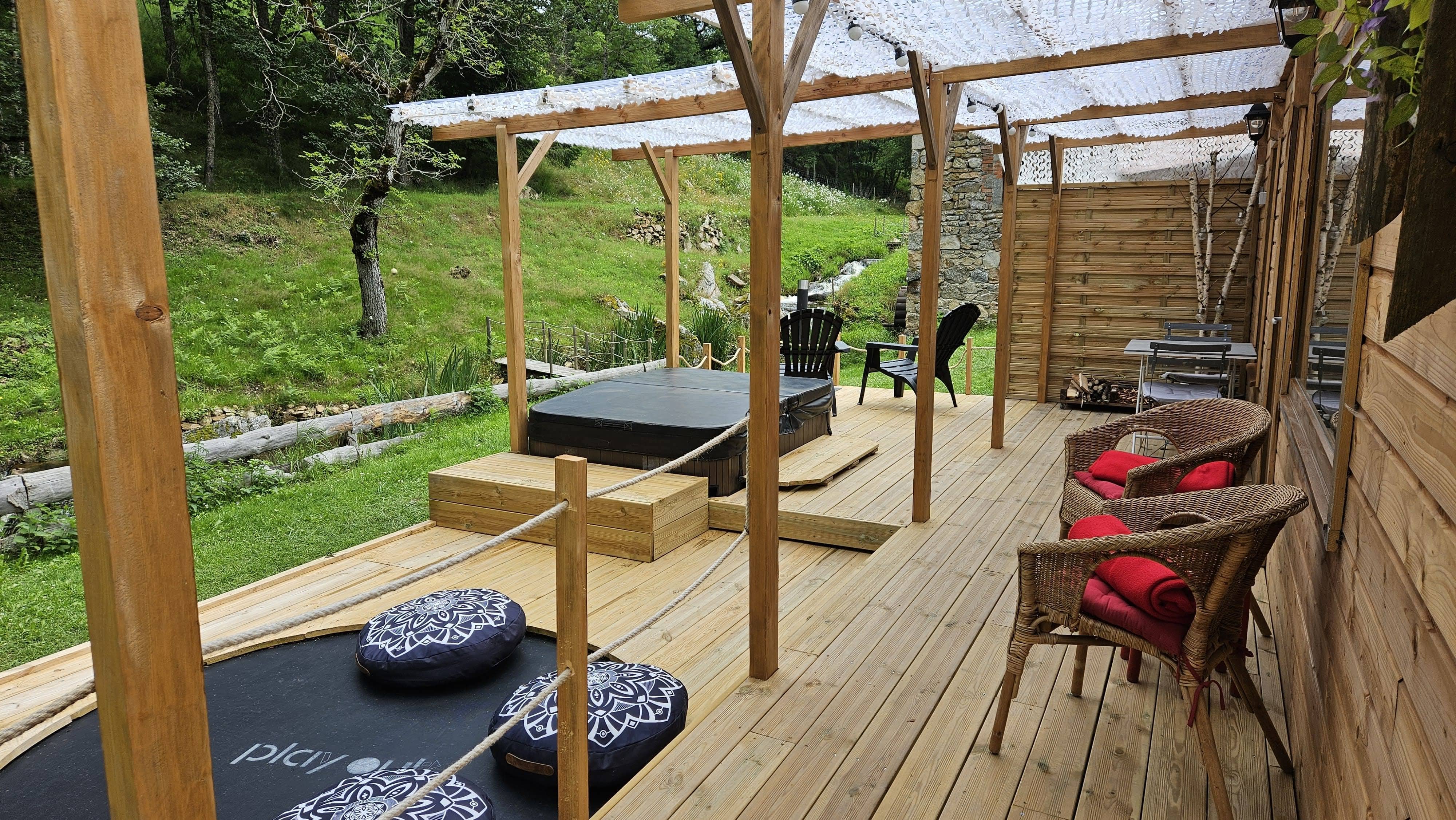 Lodge des sources & Spa : une cabane immersive en Auvergne à Viscomtat — vue depuis la terrasse