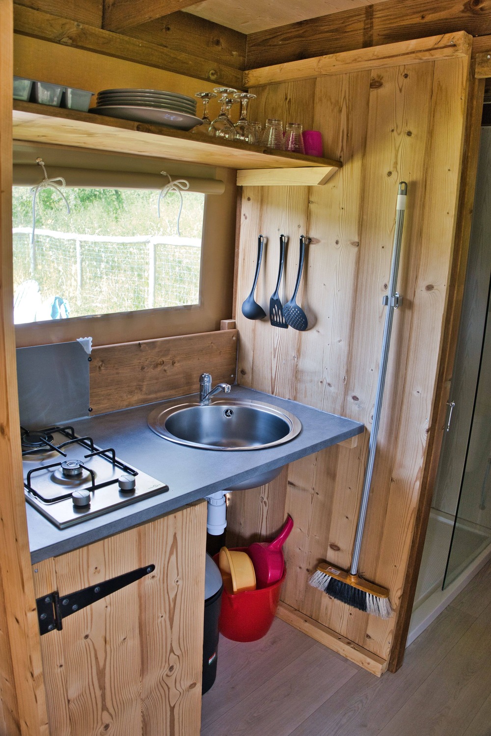 CABATENTE — Tente avec spa au Camping Le Soleil Des Bastides à Rabastens — cuisine