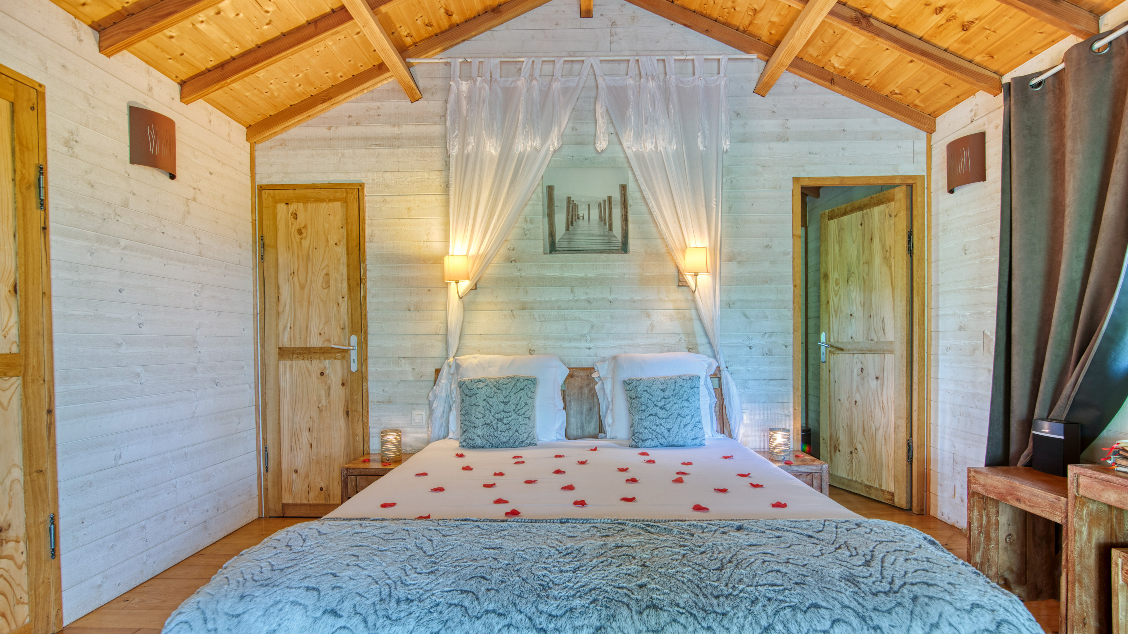 Évasion en cabane perchée avec spa en Midi-Pyrénées à Puygaillard De Quercy — environnement naturel
