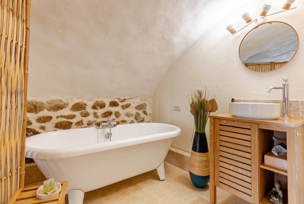 La chambre voûtée — Séjour romantique avec spa à Vernoux-en-Vivarais à Vernoux-en-Vivarais — environnement naturel