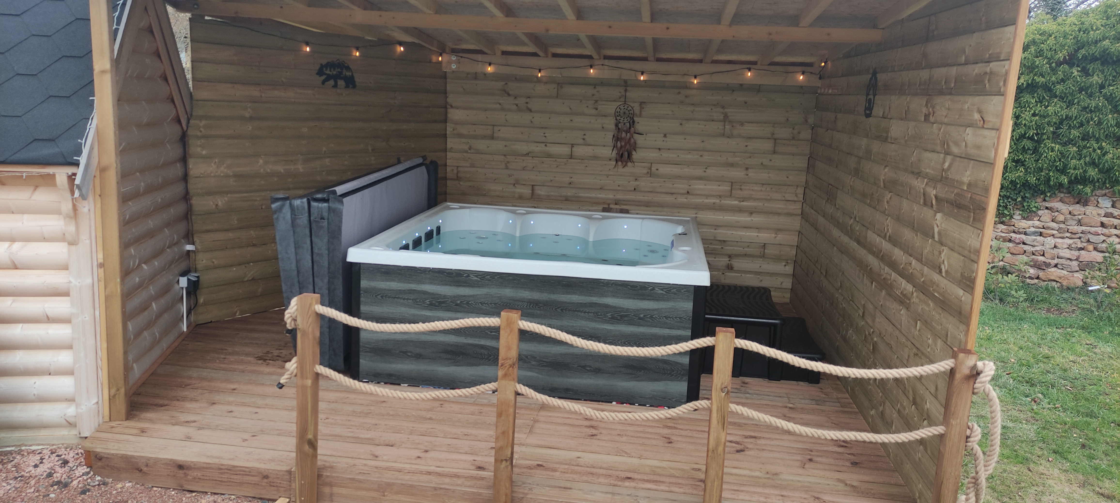 Kota Alaska : une expérience unique avec jacuzzi privatif à Pradines — chambre