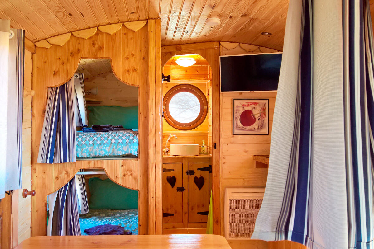 Roulotte la Campagnarde — Séjour avec spa à Vercors, Drôme à Saint-Jean-En-Royans — chambre