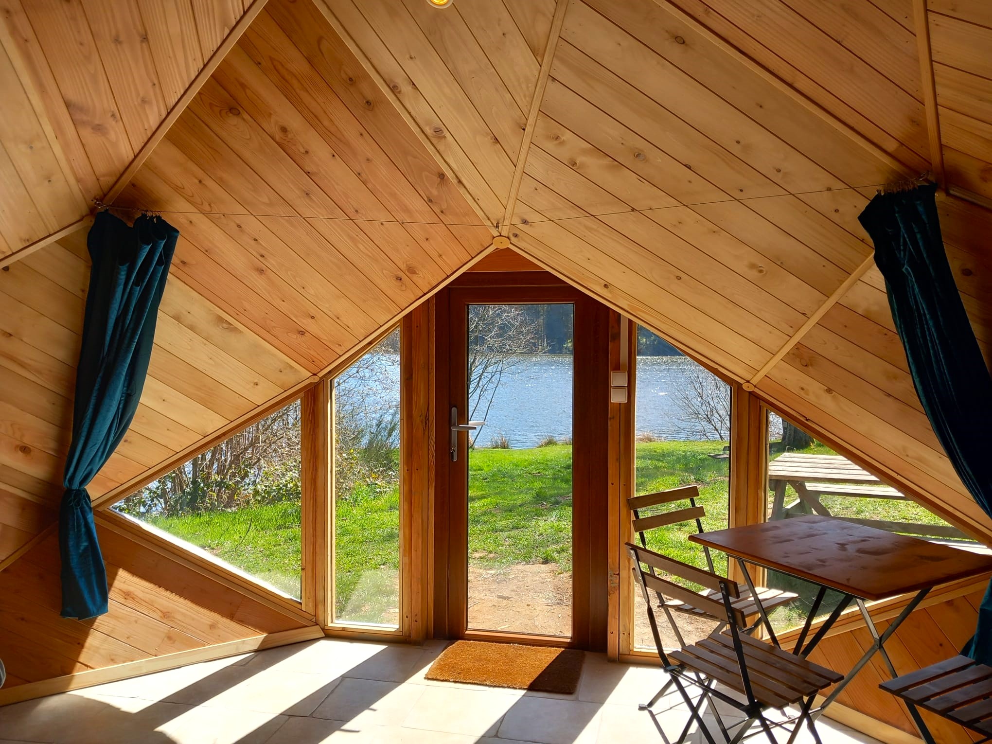 Cabane 'Noisette' au bord d'un lac