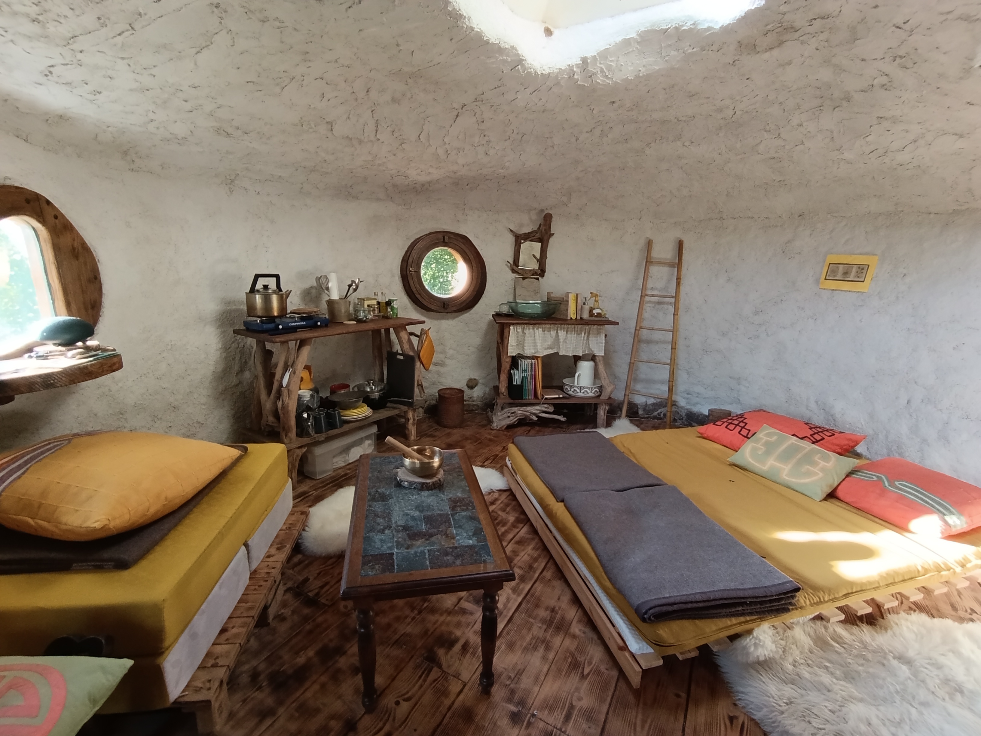 La Kerterre des Grillons : un refuge insolite en Auvergne à St Nicolas Des Biefs — cuisine