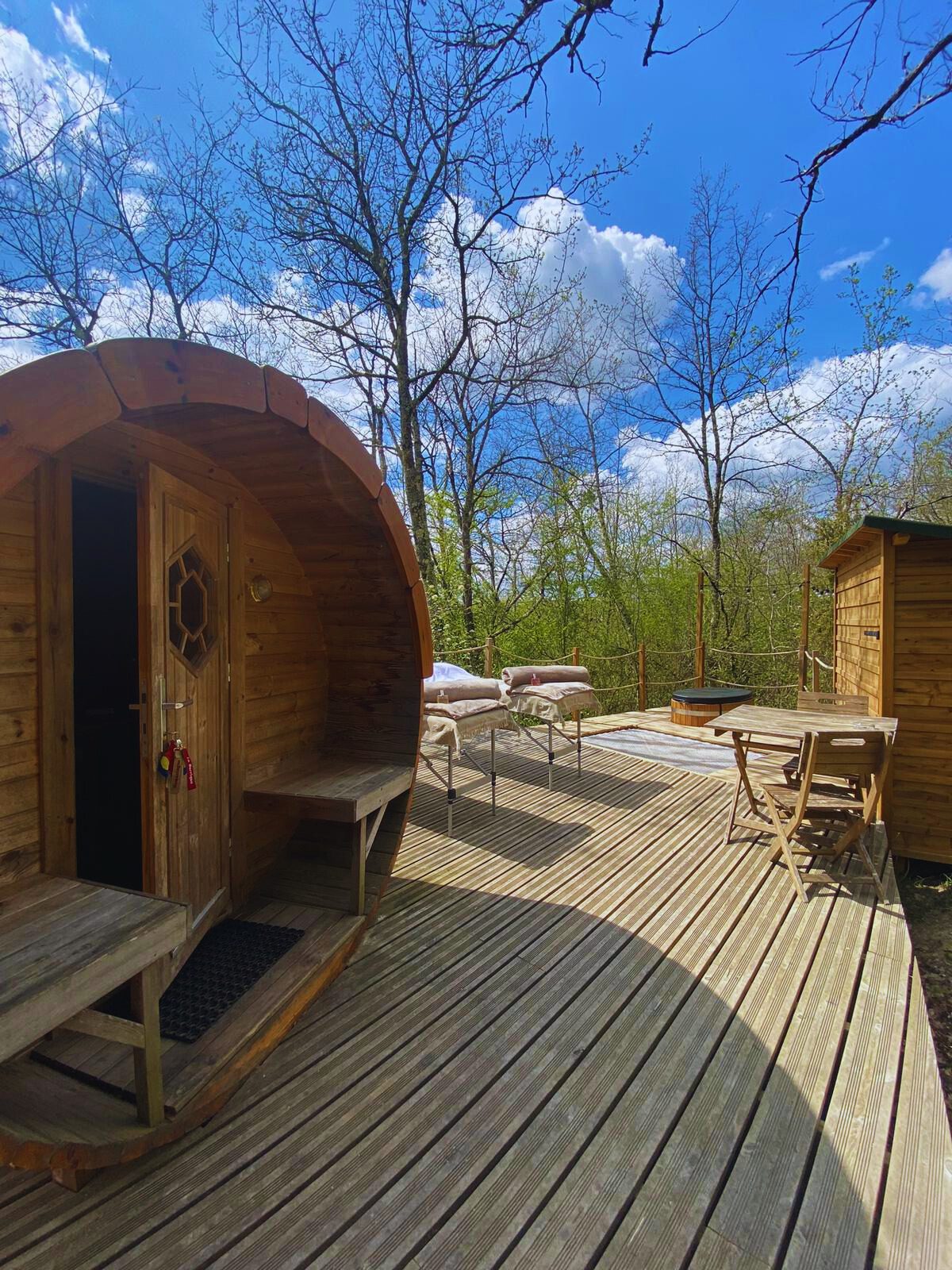 Évasion sensorielle dans une cabane spa barrique en Aquitaine à Pompignac — espace de vie
