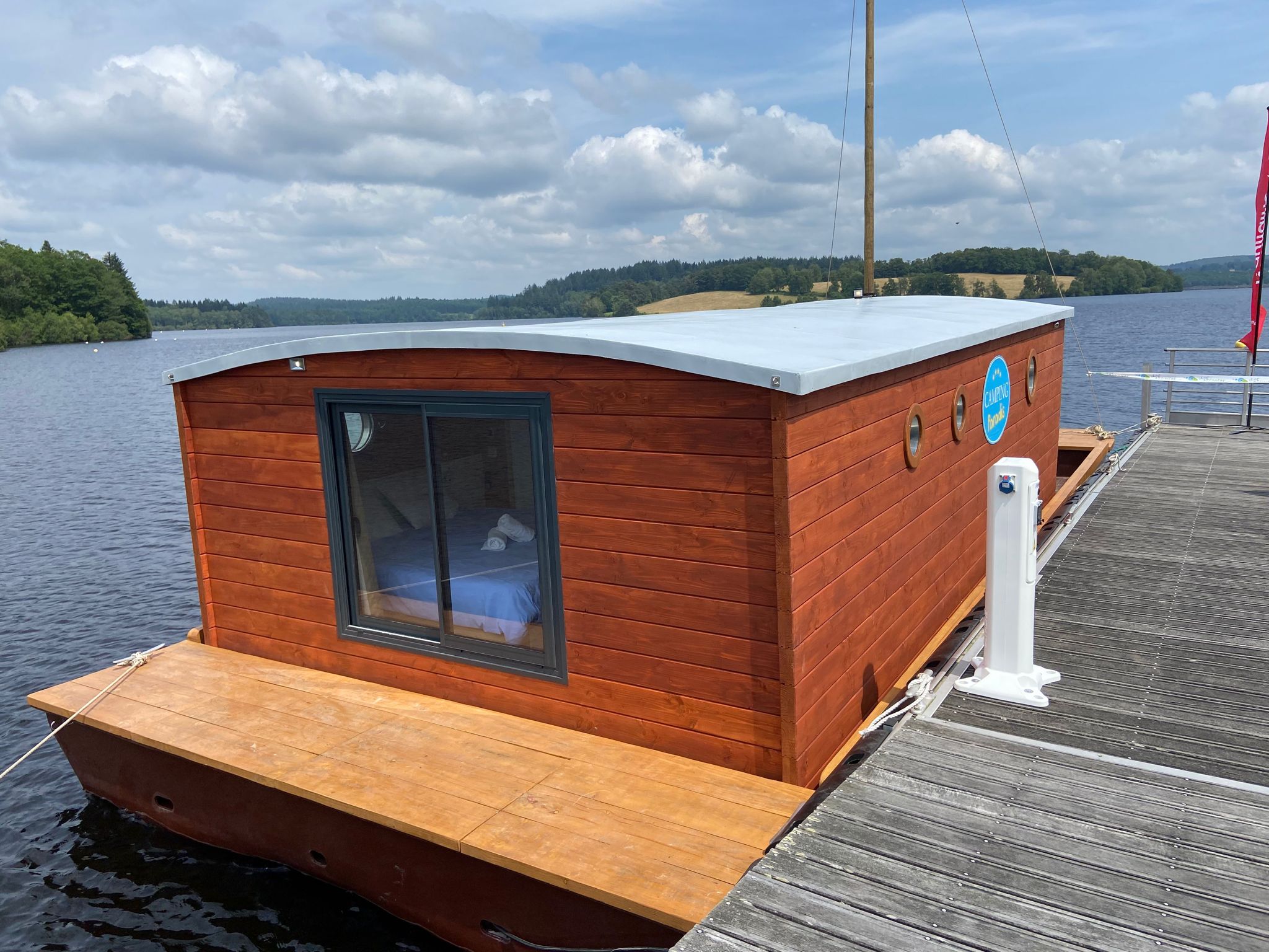 Lodge Boat : une cabane sur l'eau en Limousin — Cabane à Peyrat Le Chateau