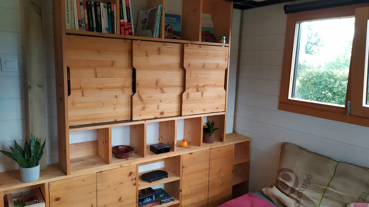 Tiny house moderne avec terrasse en Rhône-Alpes à Ambierle — espace de vie