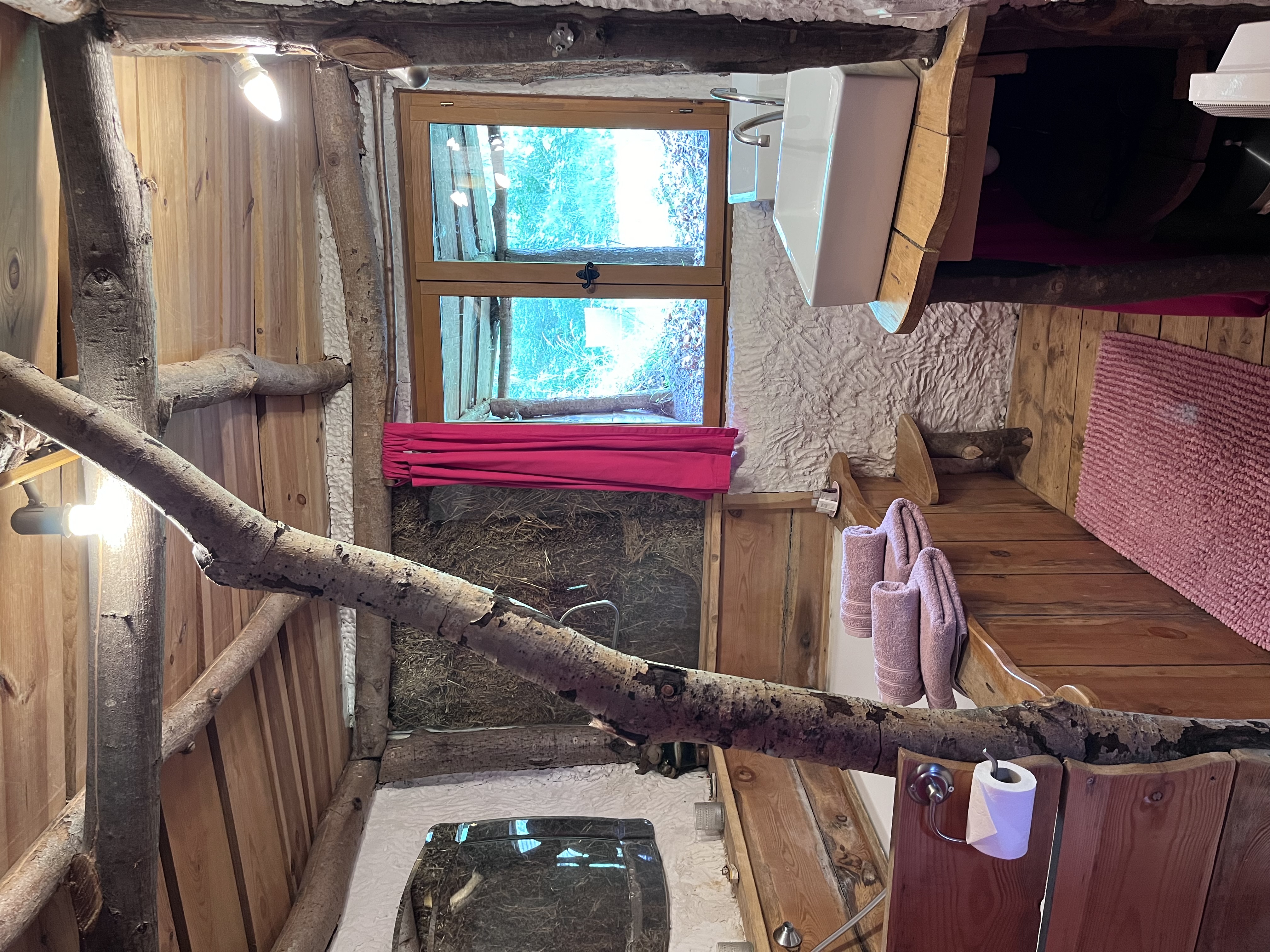 La cachette de Bilbo : une maison de hobbit au cœur de la Picardie à Fere En Tardenois — vue depuis la terrasse