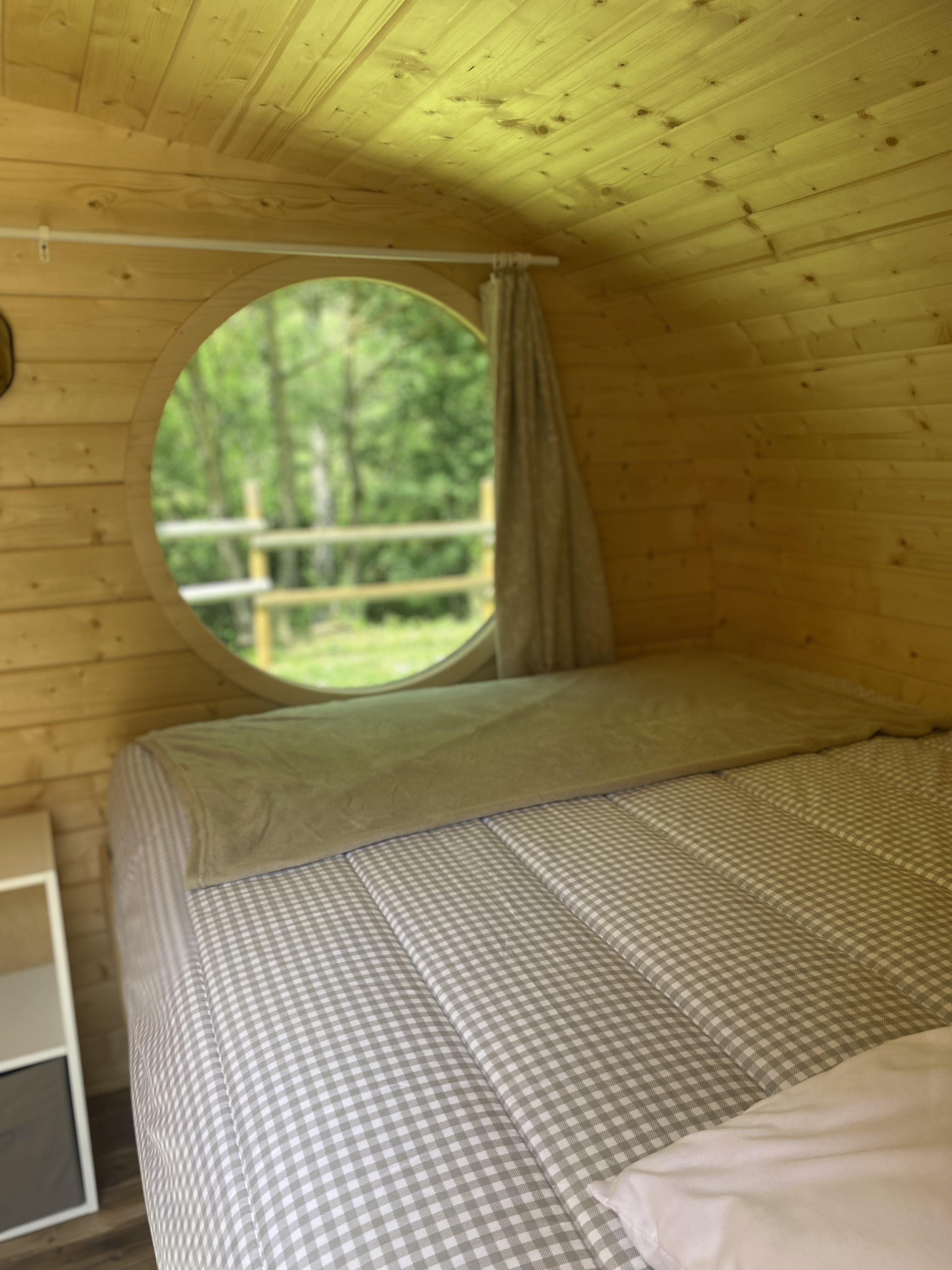Hurle Vent — Cabane dans les arbres avec spa à Lozère à Mende — espace de vie