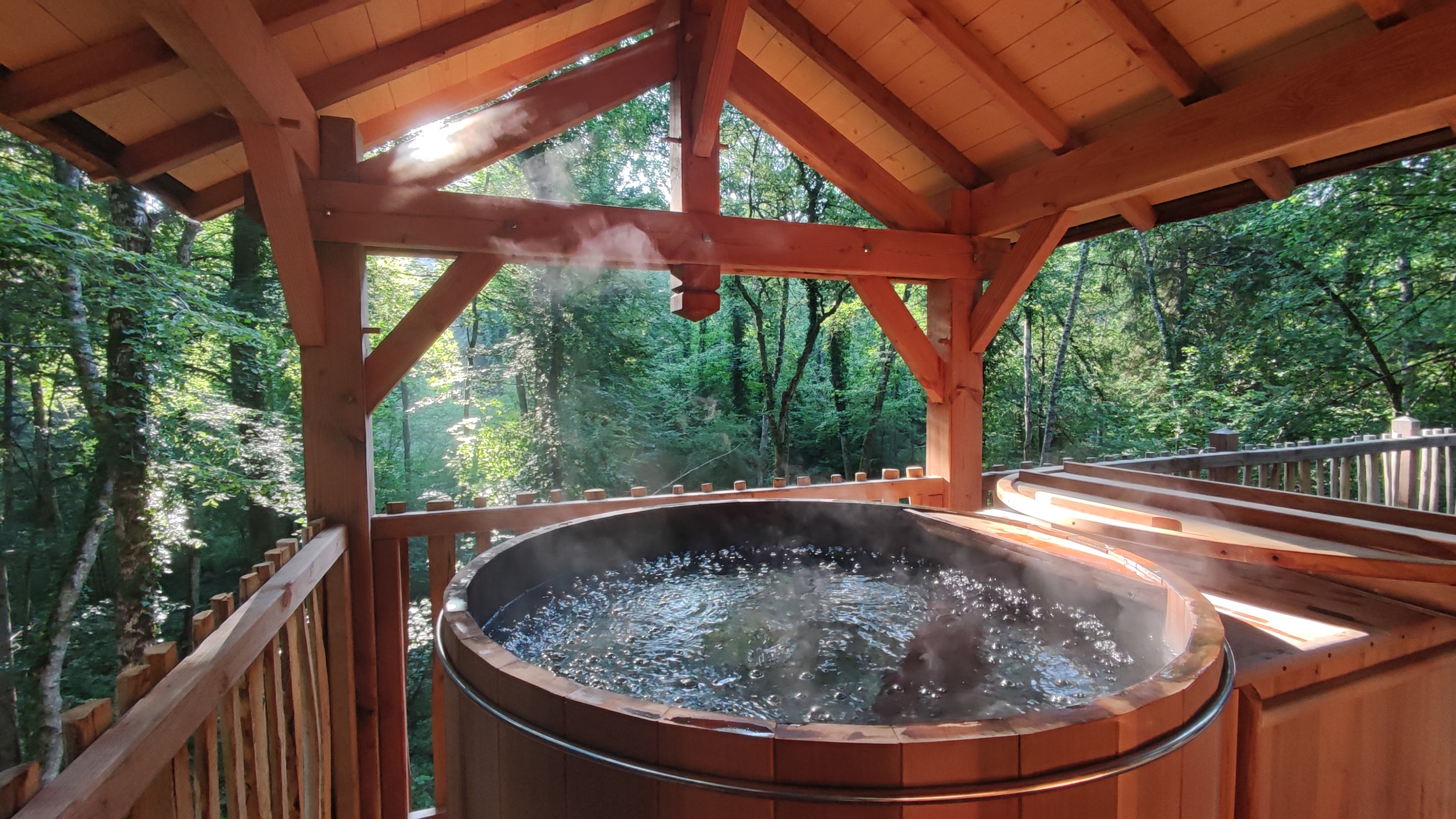 Dôme perché Spa - Chouette — Dôme avec bain nordique à Côte-d'Or à La Combe Rossignol — détail architectural