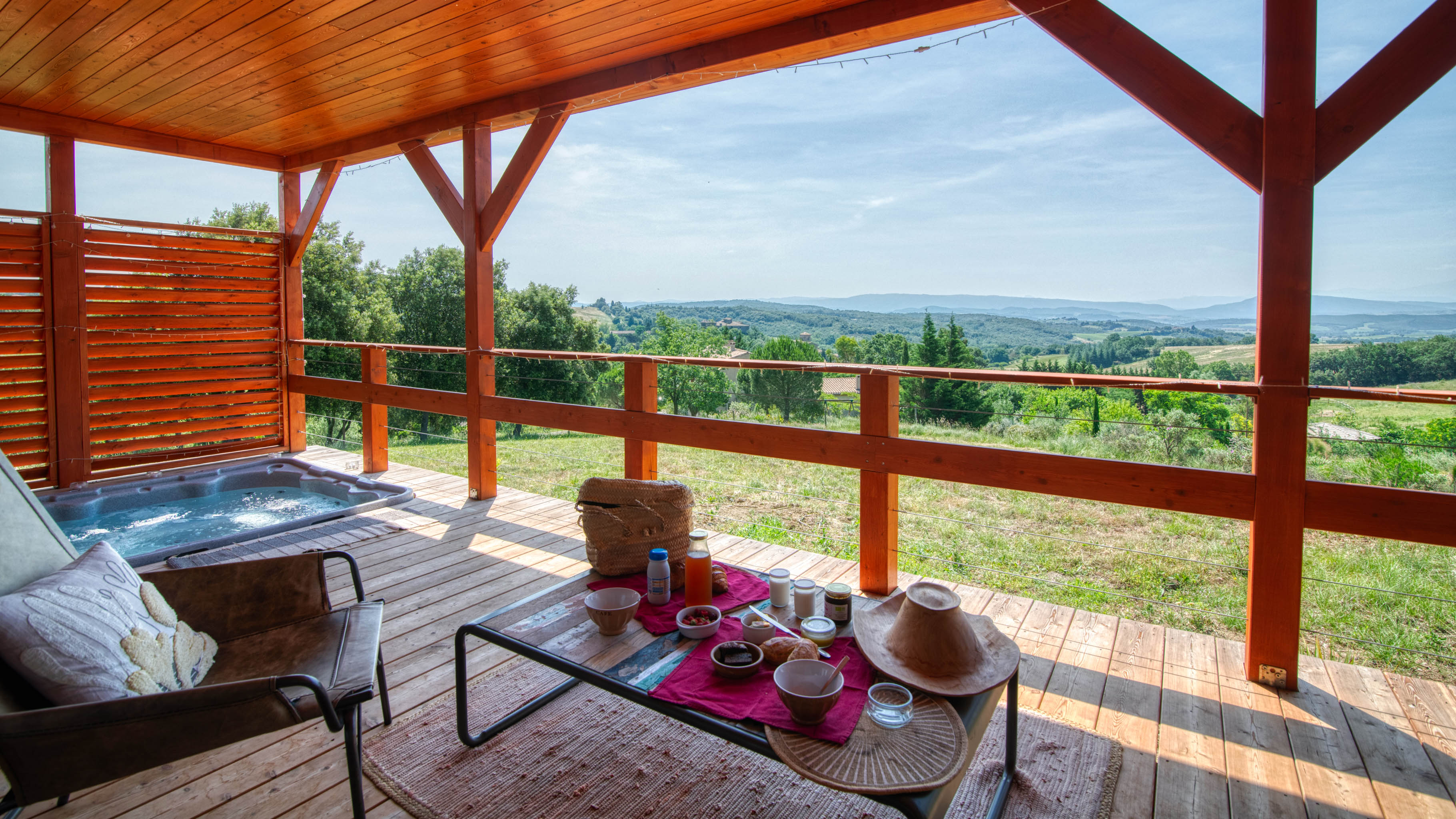 La Cabane perchée : un havre de paix en Languedoc-Roussillon à Villarzel Du Razès — vue depuis la terrasse