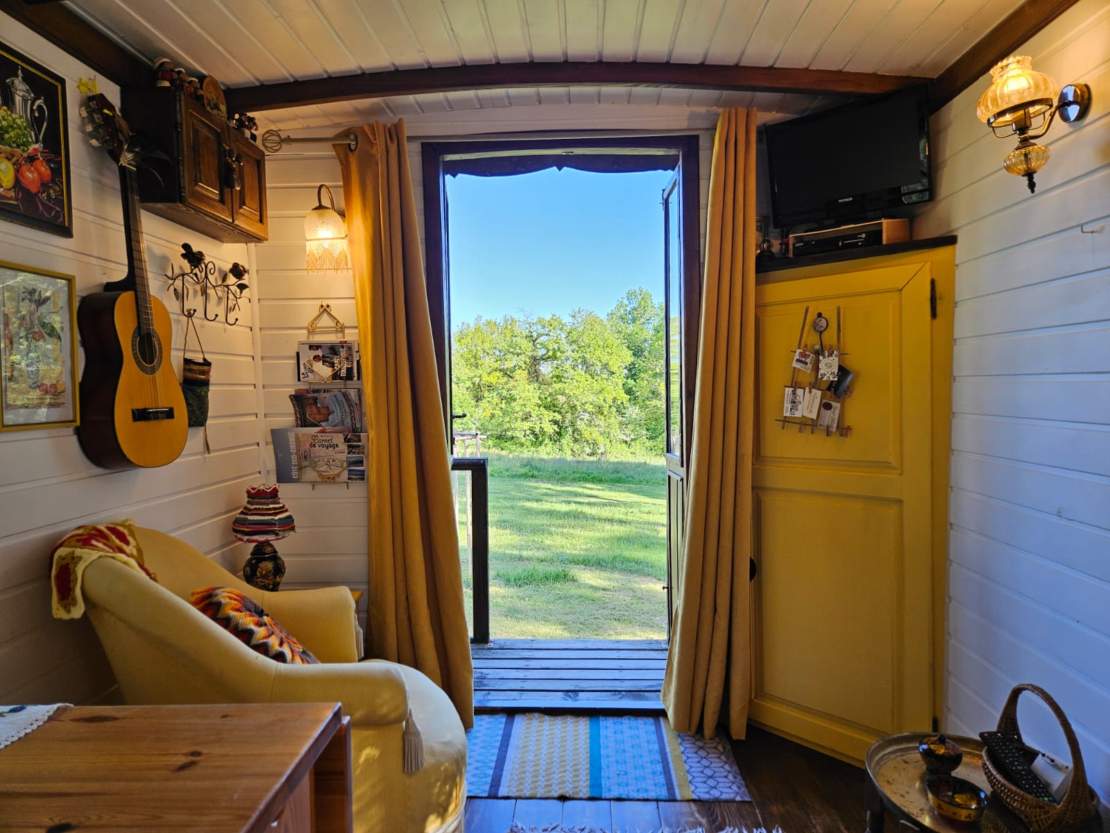 Belle des Prés — Roulotte colorée avec spa à Sud-Gironde à Bourdelles — chambre