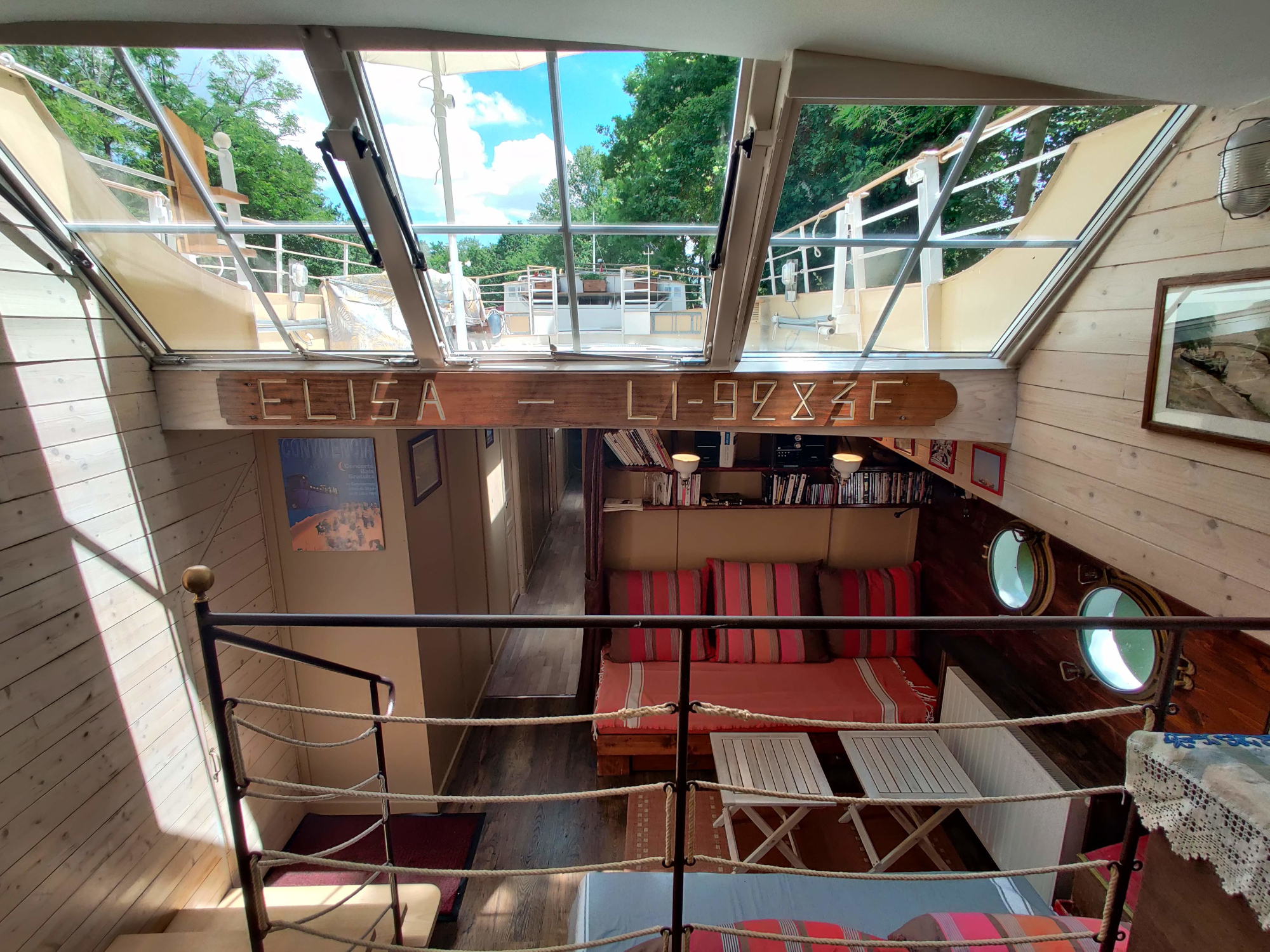 Péniche Le Haricot Noir — Séjour au bord du Canal du Midi en Hérault à Colombiers — espace de vie