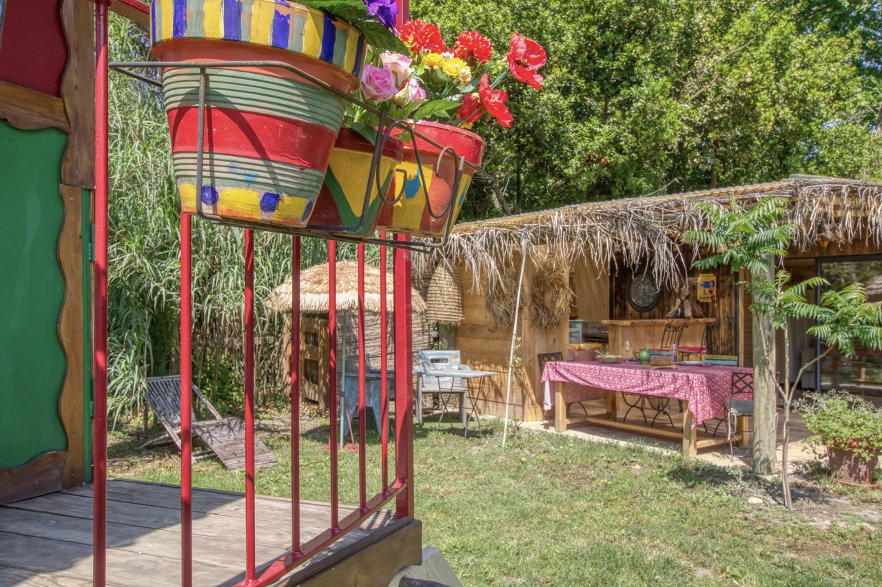 Vivez l'expérience unique d'une roulotte en Provence à Cabannes — vue intérieure