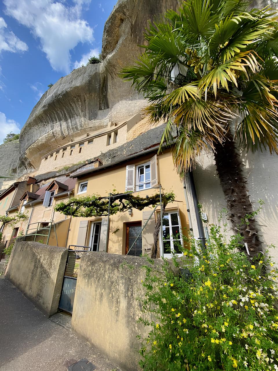 La maison troglodyte de la Lézardière — Hébergement insolite avec spa en Dordogne à Les Eyzies — espace de vie